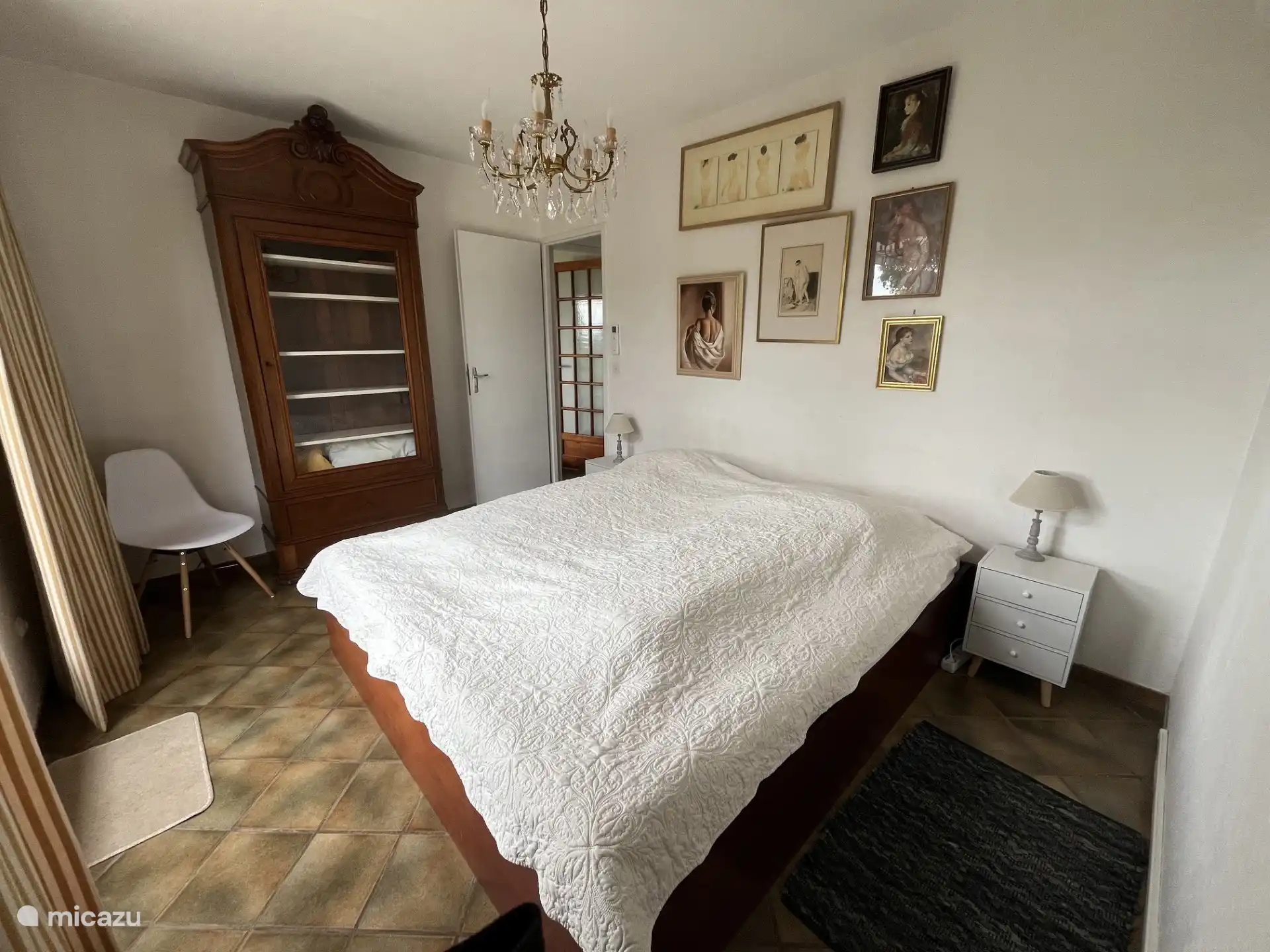 Slaapkamer met uitzicht op olijfbomen. Goed twee persoonsbed met aparte matrassen en ruime kast