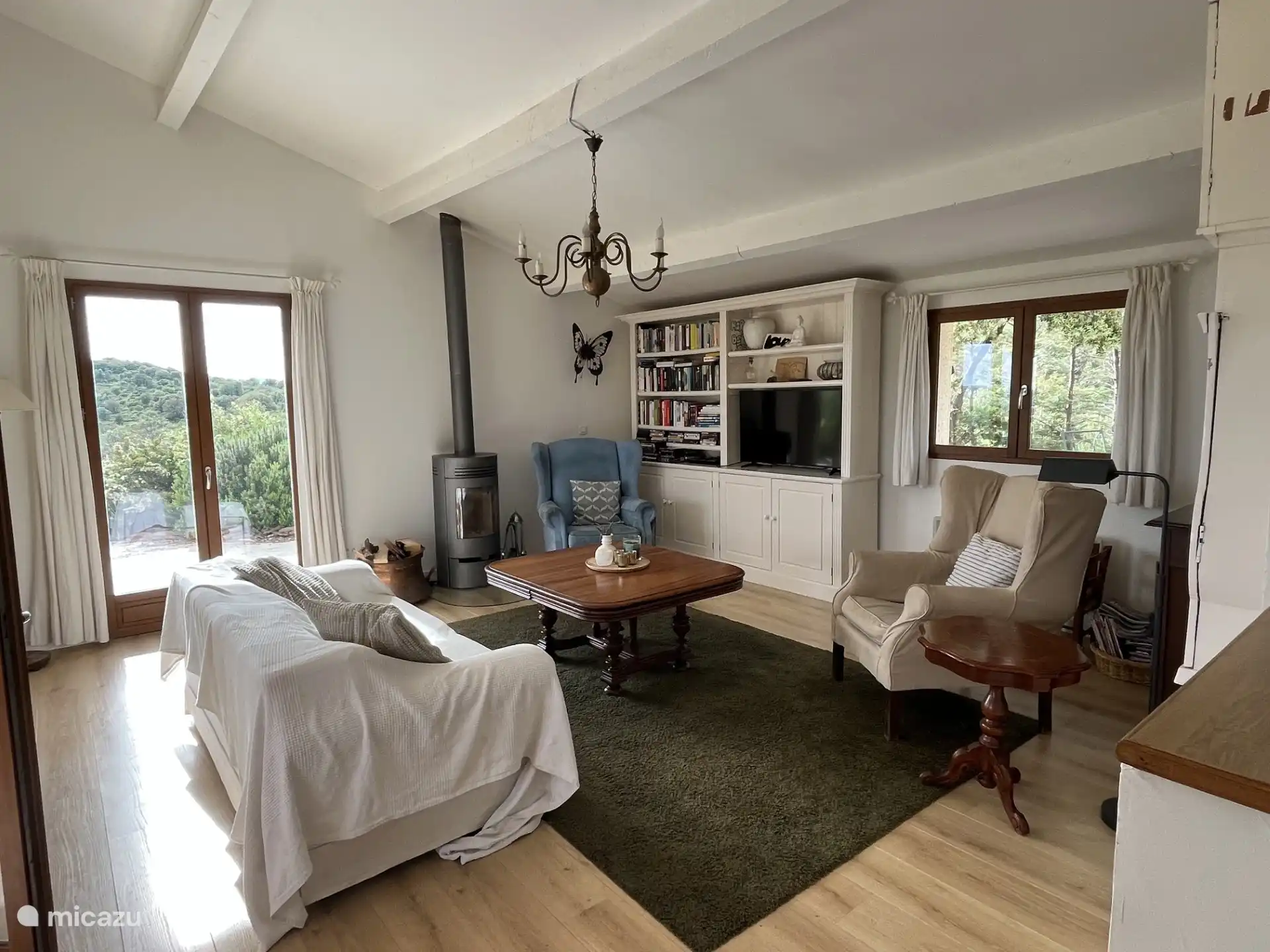Woonkamer met smart tv en houtkachel