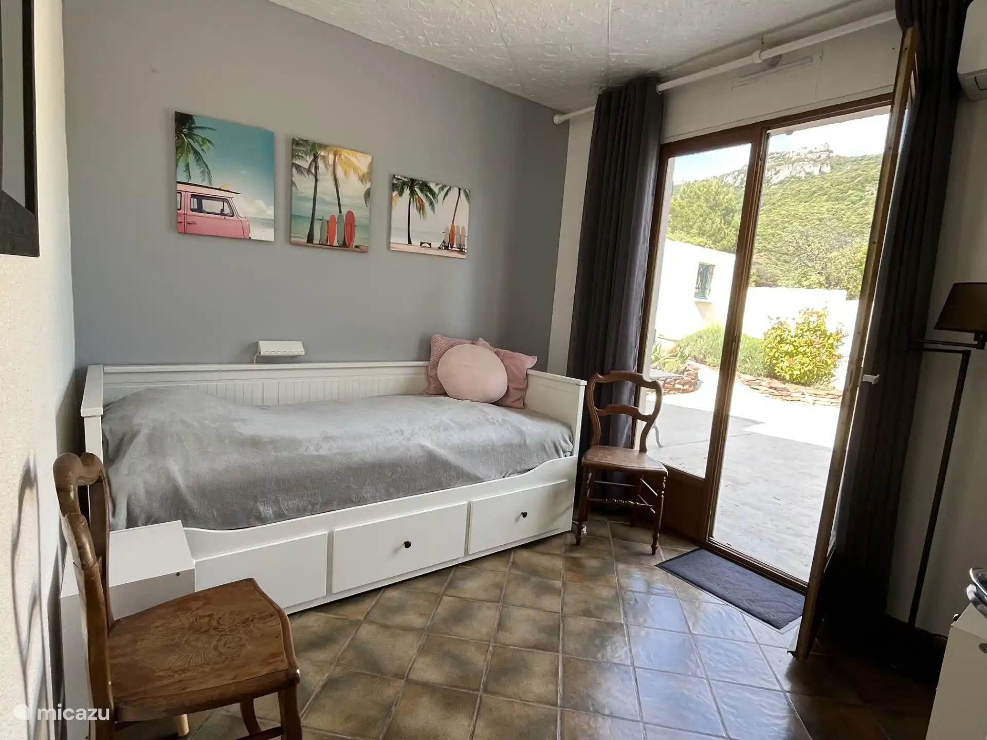 1 persoonsbed (ikea), airco en terrasdeuren (met luiken) naar terras aan achterkant van het huis