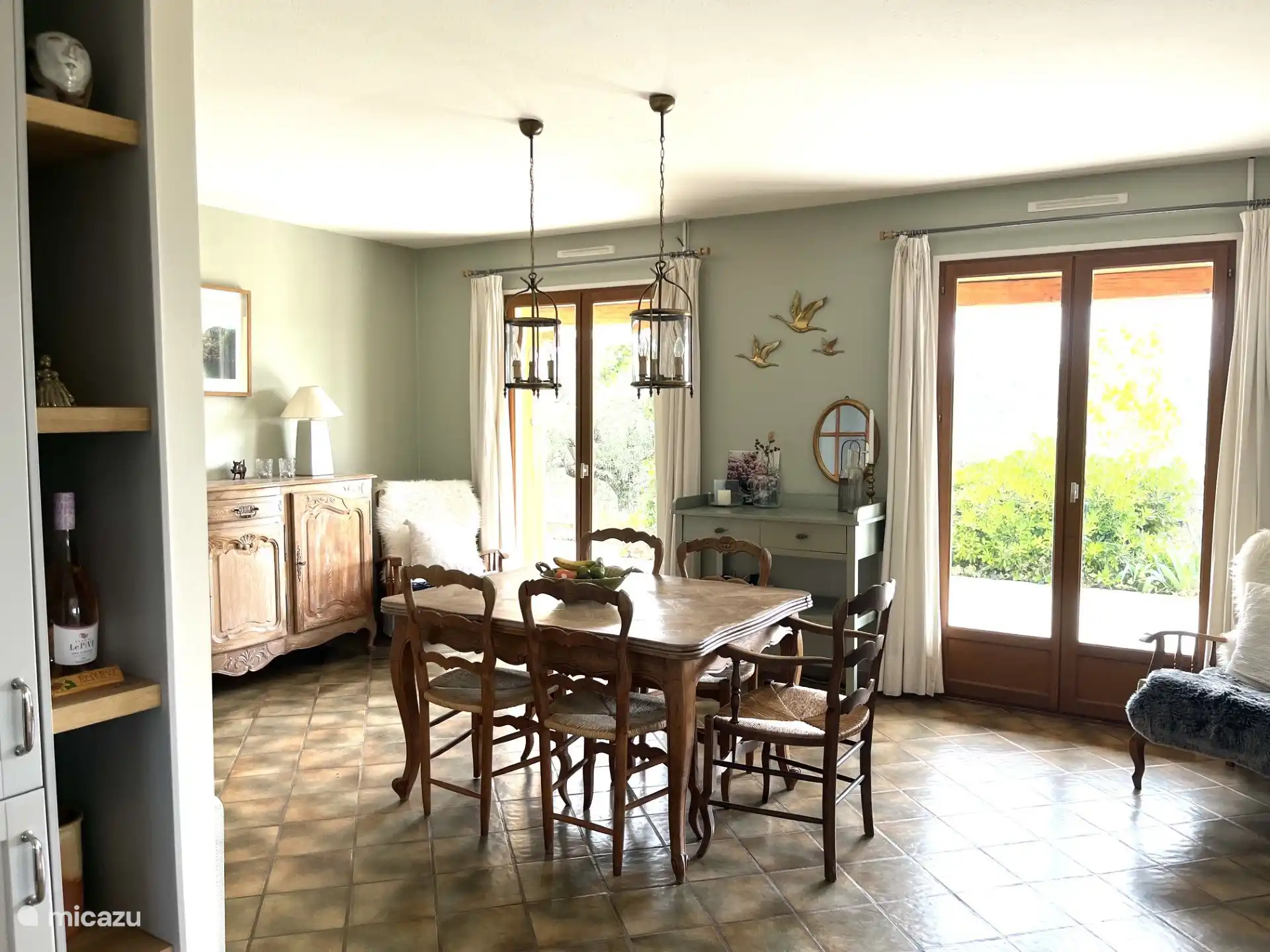 woonkamer grenzend aan keuken 