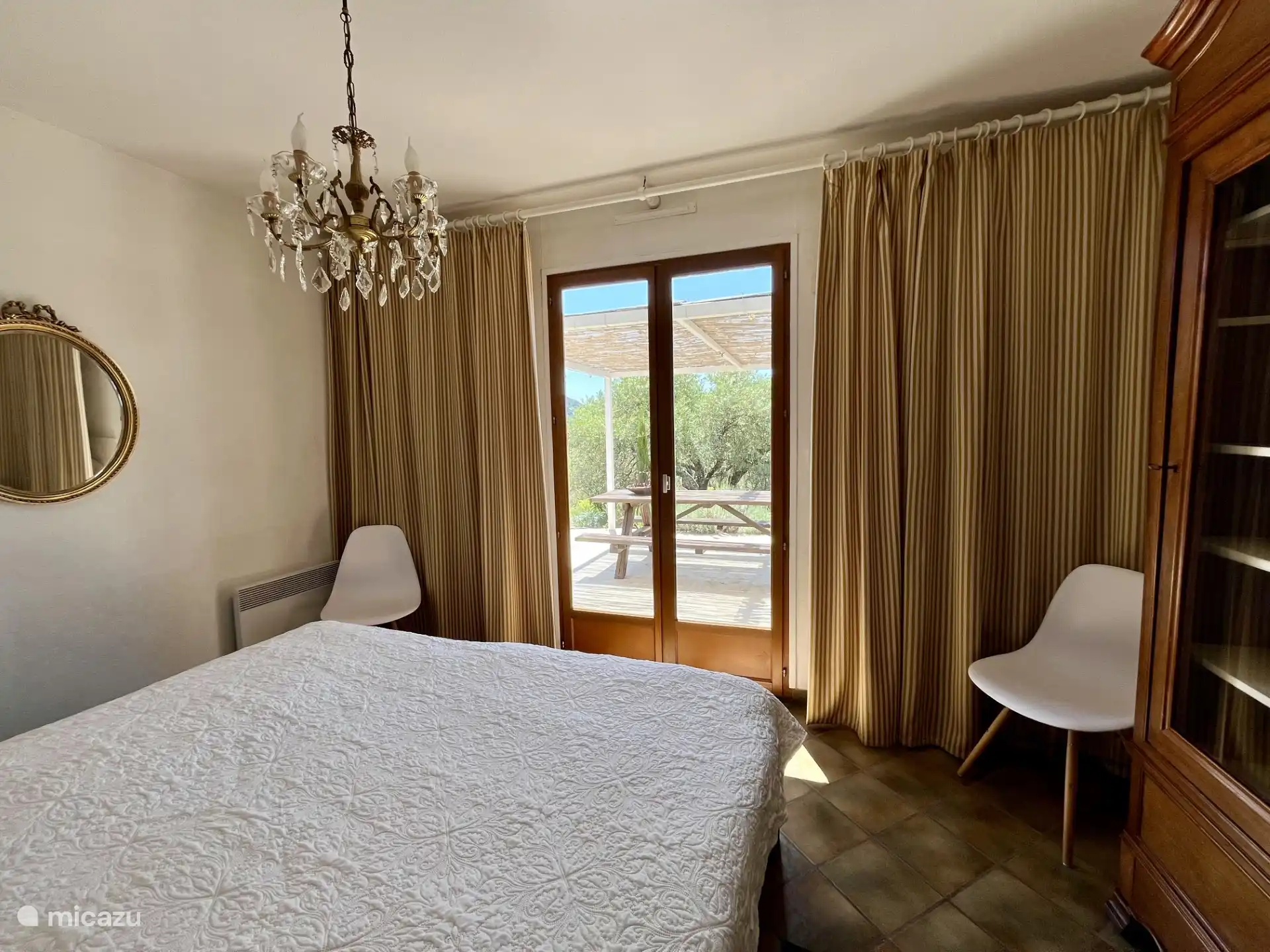 Slaapkamer met uitzicht op olijfgaard 