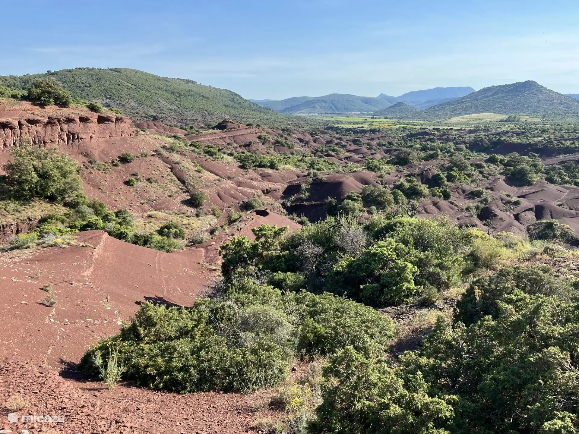 Canyon du Diable op een paar minuten lopen; heel bijzonder gebied met rode aarde en watervalletjes