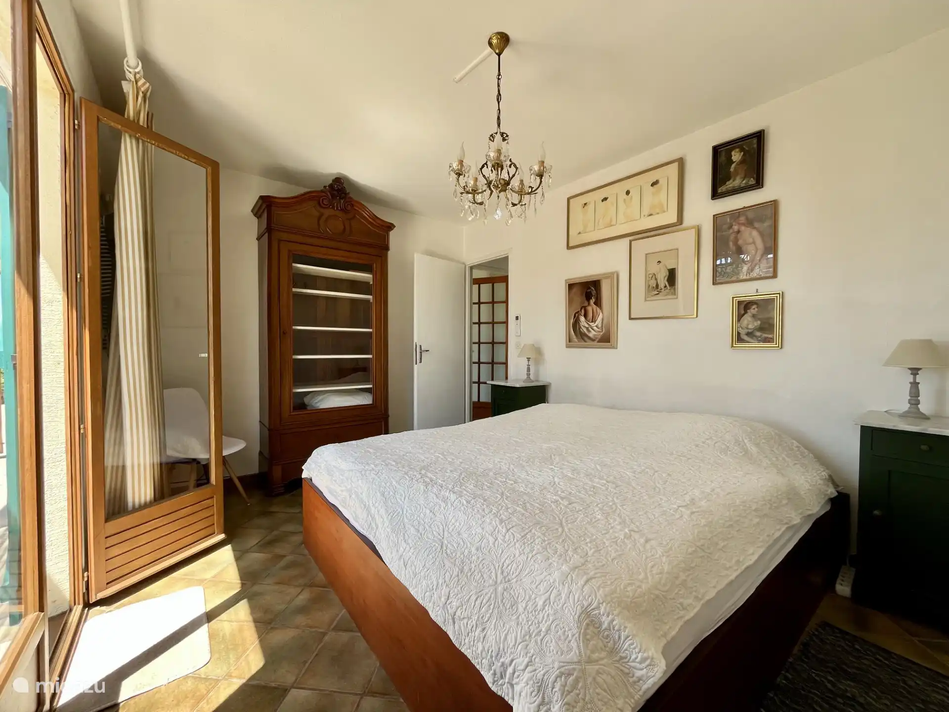 Slaapkamer met uitzicht op olijfgaard; goed 2 persoonsbed met aparte matrassen (200 x 90); airco;