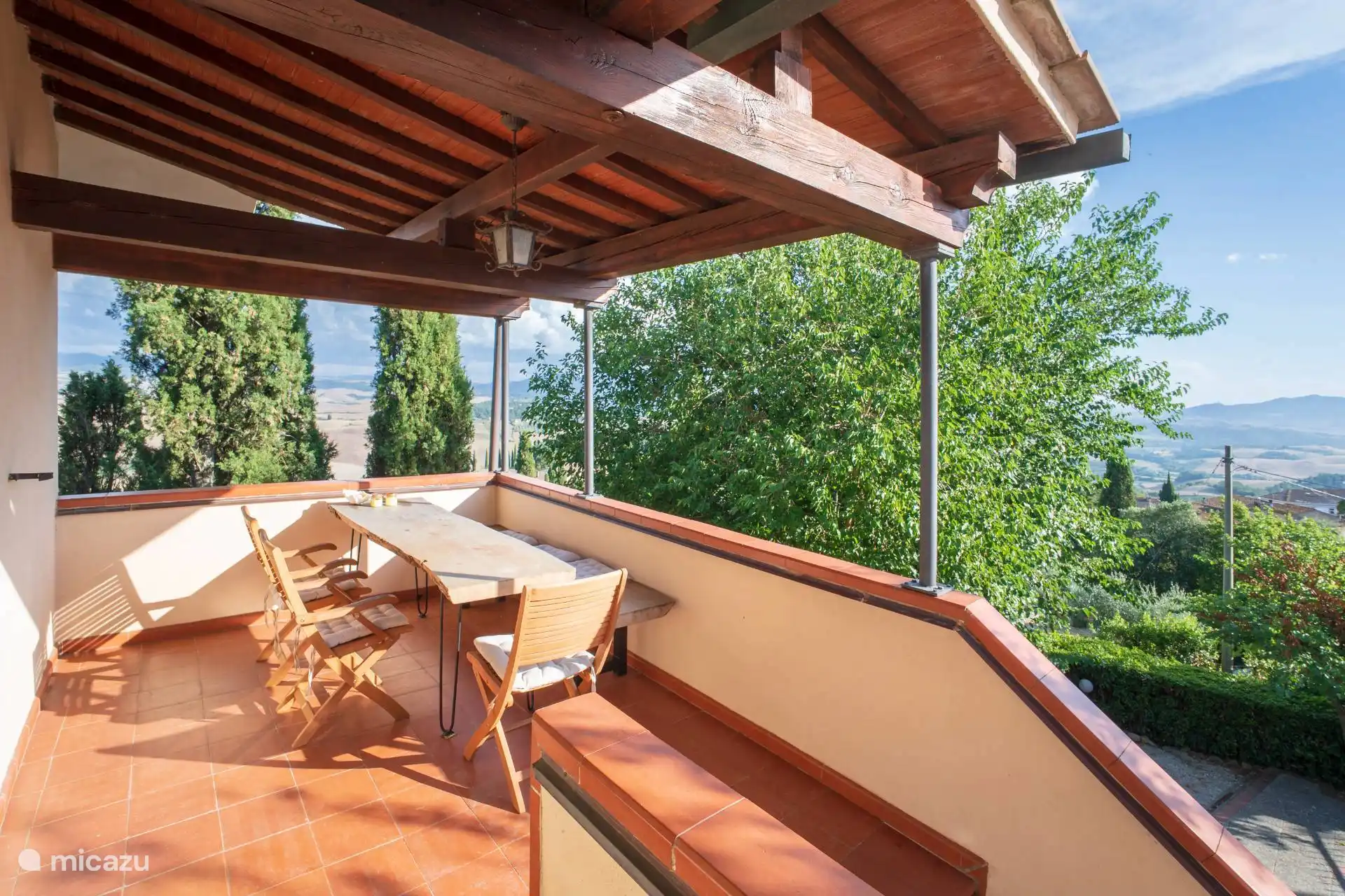 Terrace 1st floor with a view towards Volterra