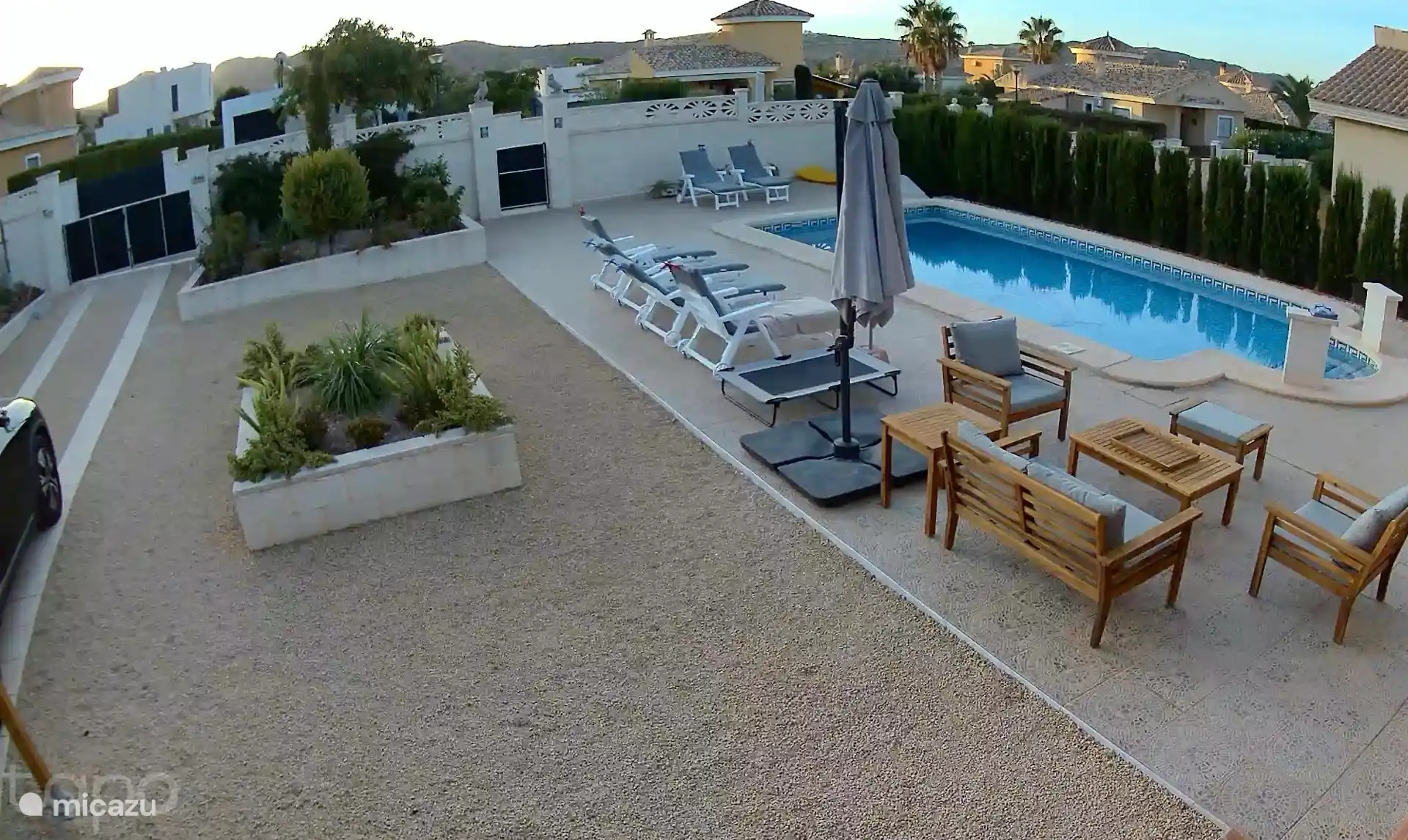 Privé zwembad met ligstoelen