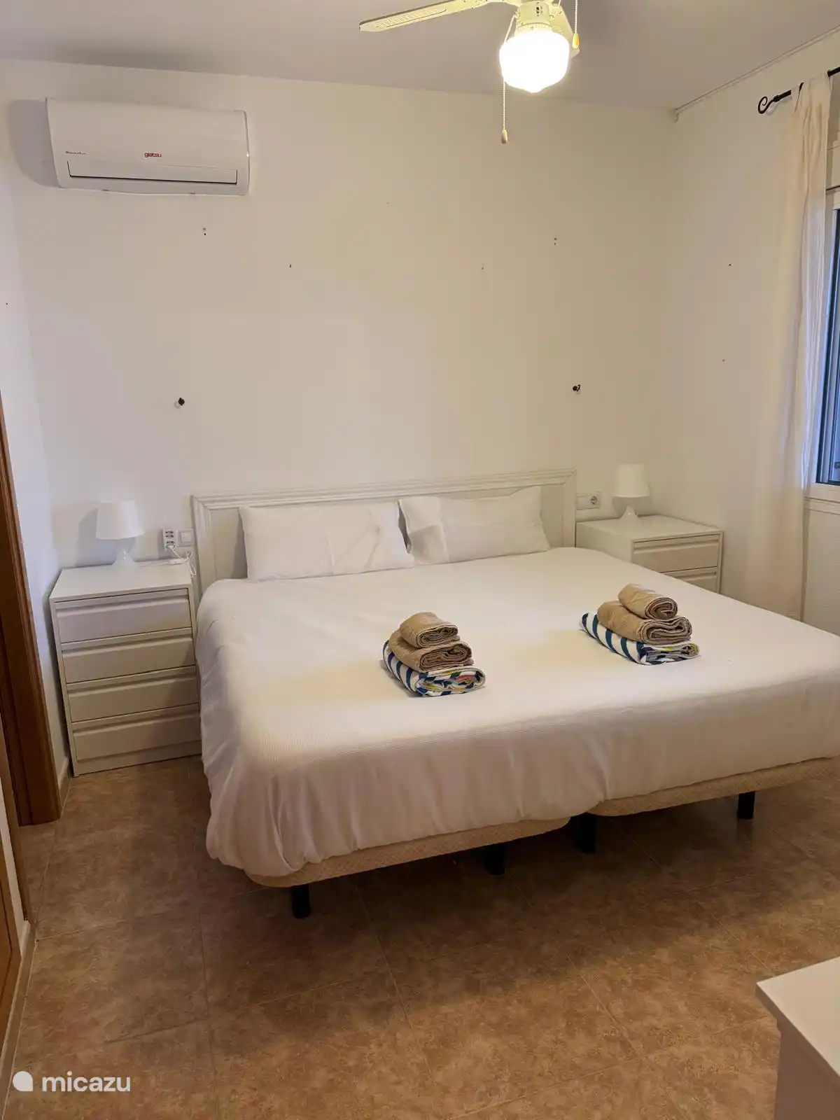 Master bedroom met aangrenzende badkamer