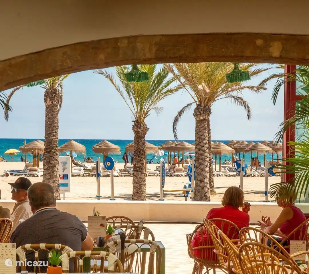 El acogedor bulevar frente al apartamento.