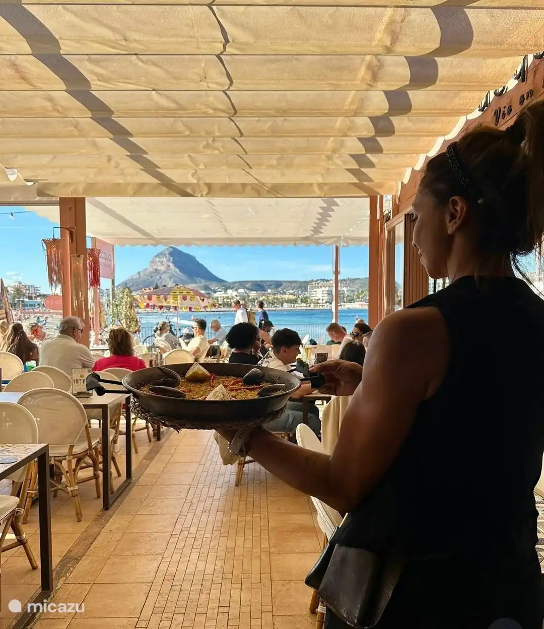 Restaurantes hermosos, terrazas, cafeterías y tiendas en el bulevar.