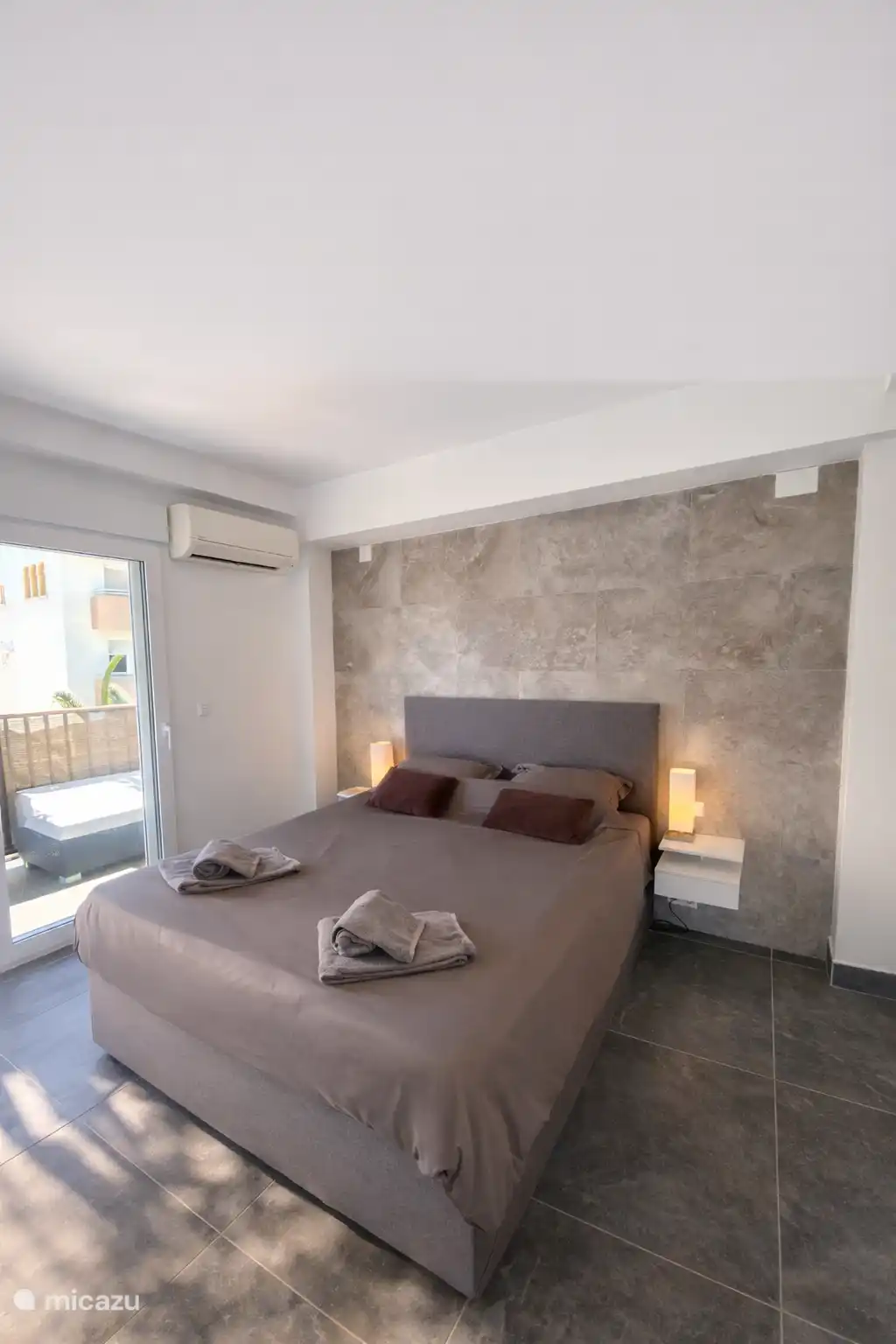 El dormitorio principal con baño privado y terraza privada con vistas al mar