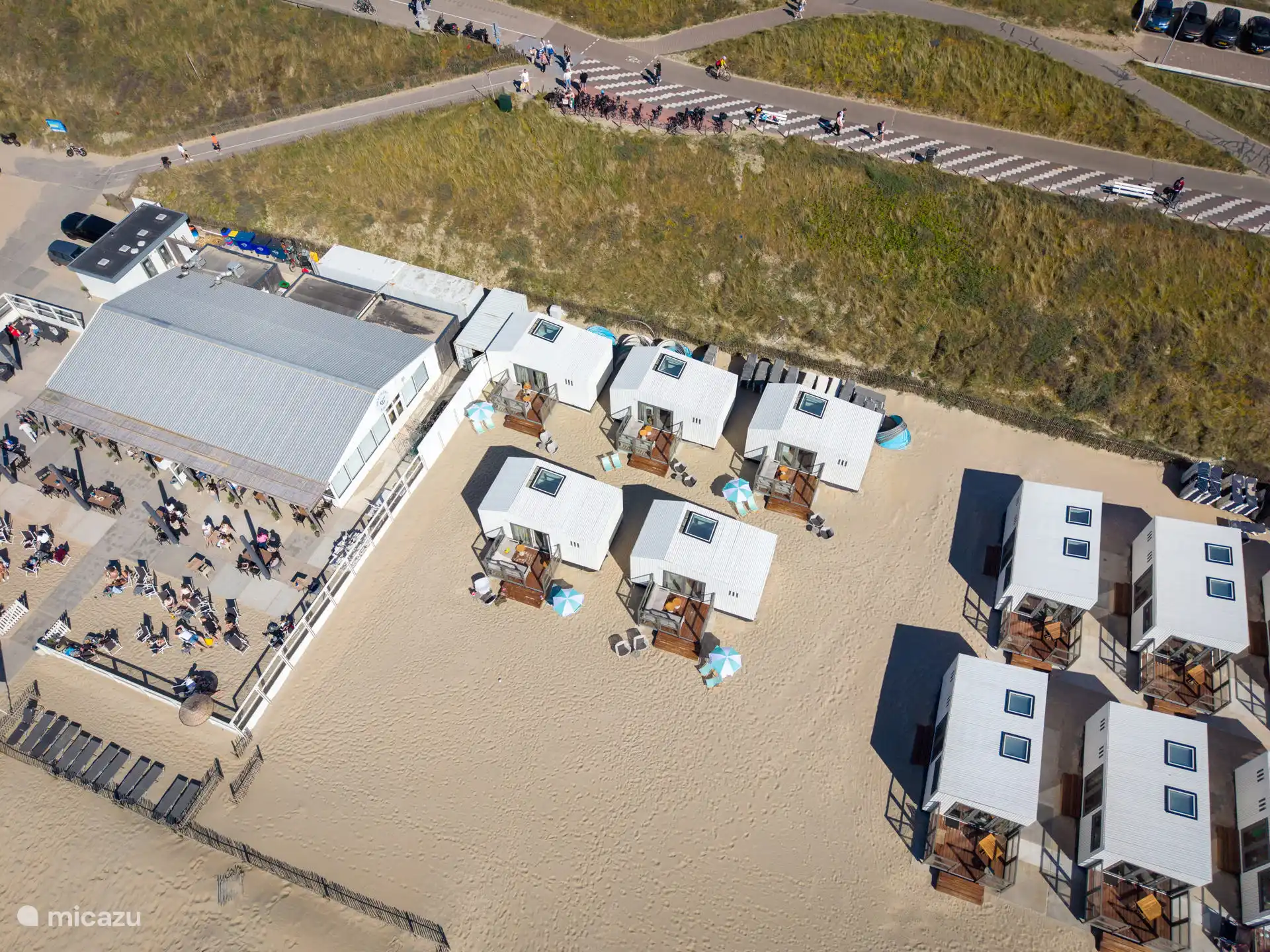 Les maisons de plage sont situées sur la plage de Zandvoort.