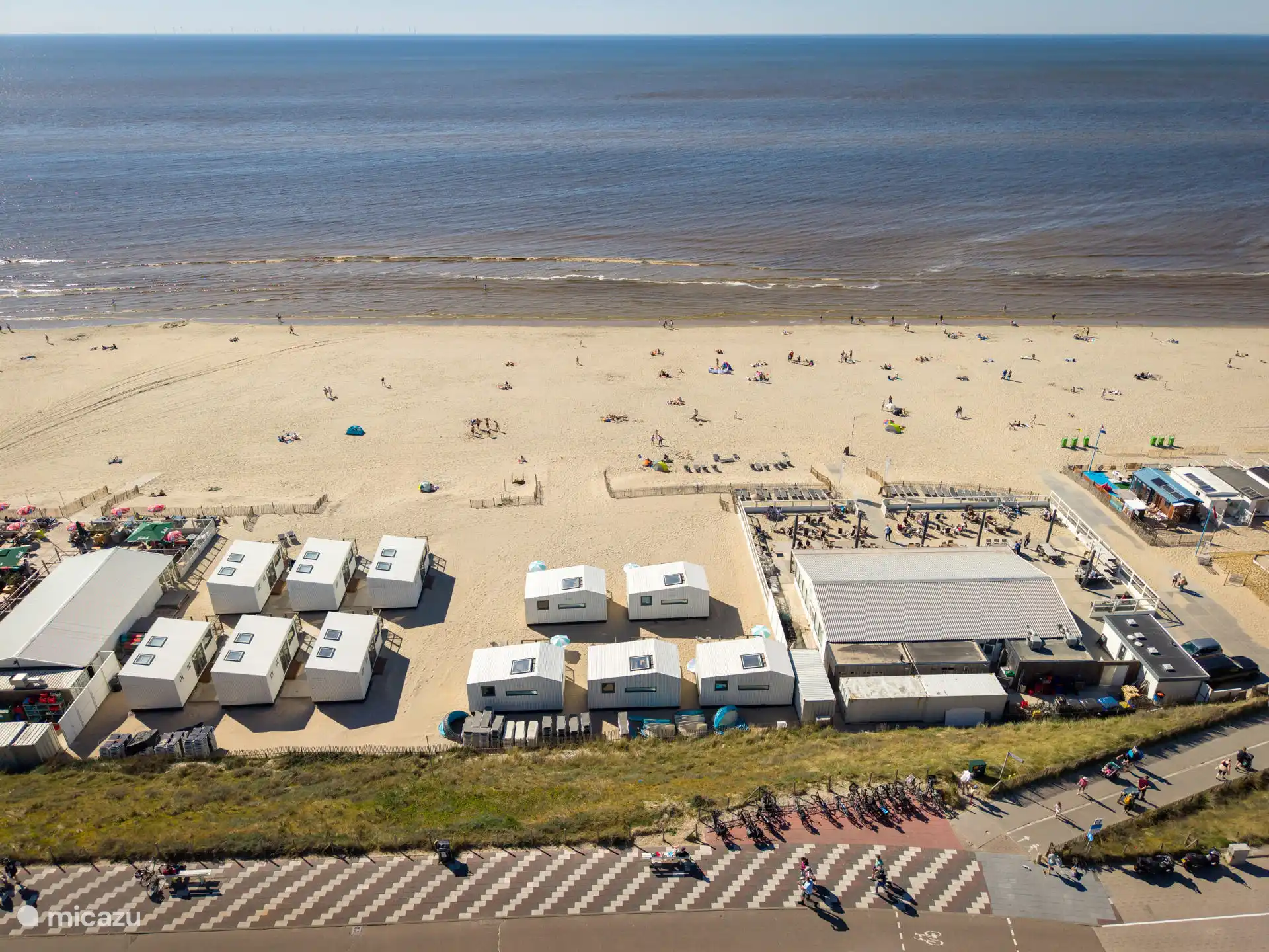 Les maisons de plage sont situées sur la plage de Zandvoort.