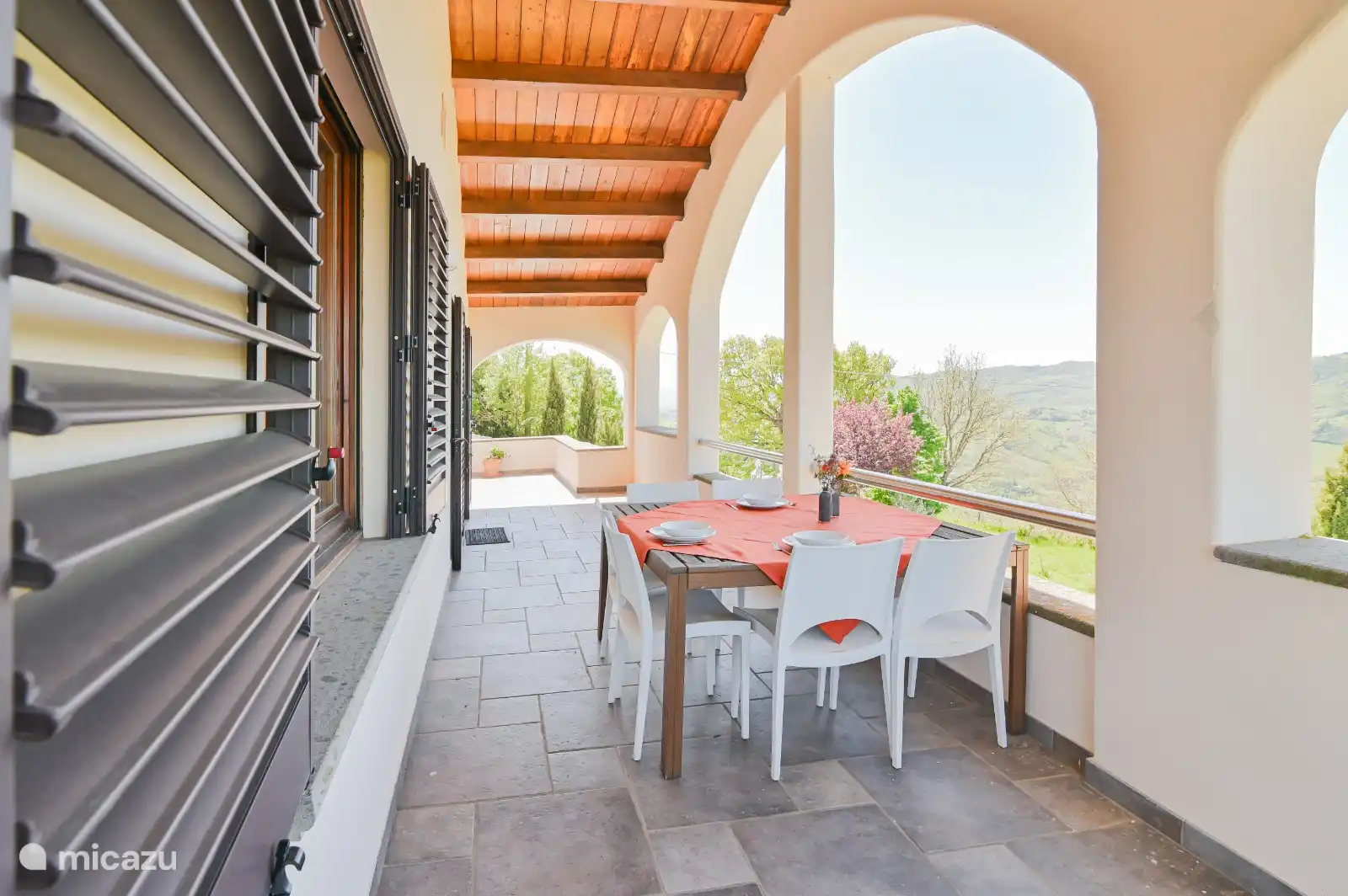 Aan drie zijden een terras met fantastisch uitzicht