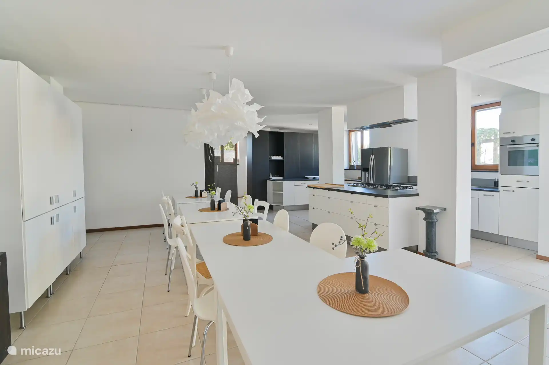 Gemeenschappelijke keuken van waaruit toegang tot terras en zwembad. 