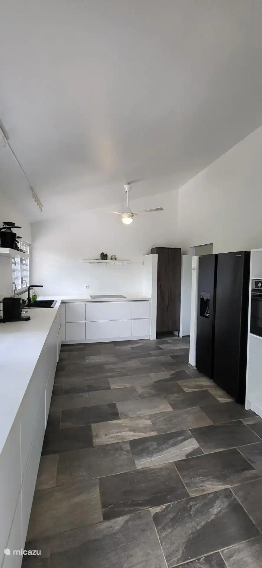 De grote luxe keuken van alle gemakken voorzien!