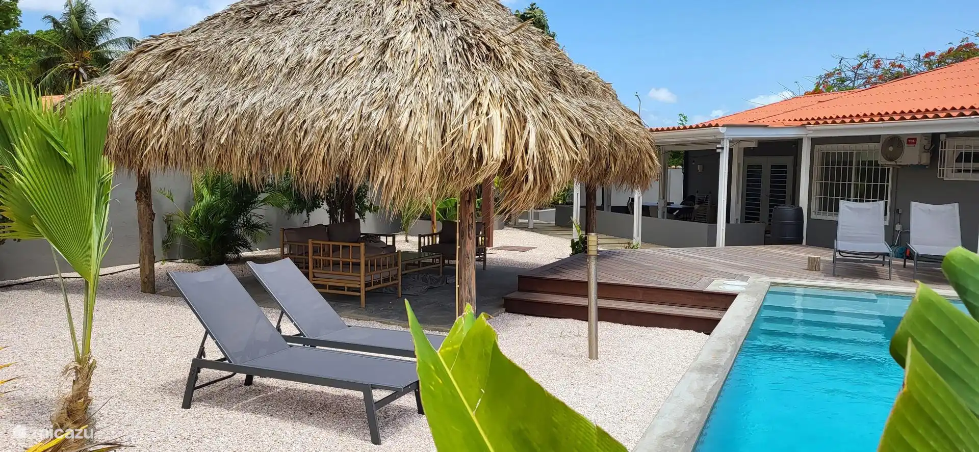 Uitzicht vanuit de tuin. Voldoende ligbedden en schaduwplekken aanwezig.