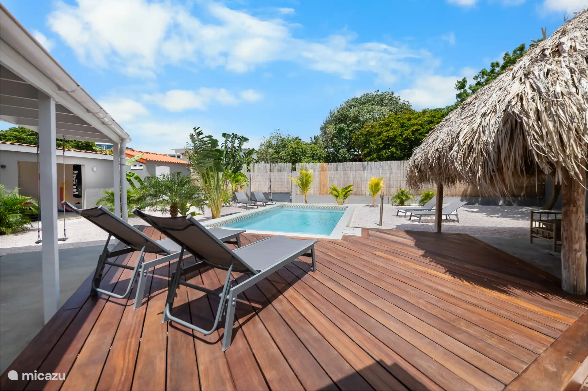 La terrasse de la piscine