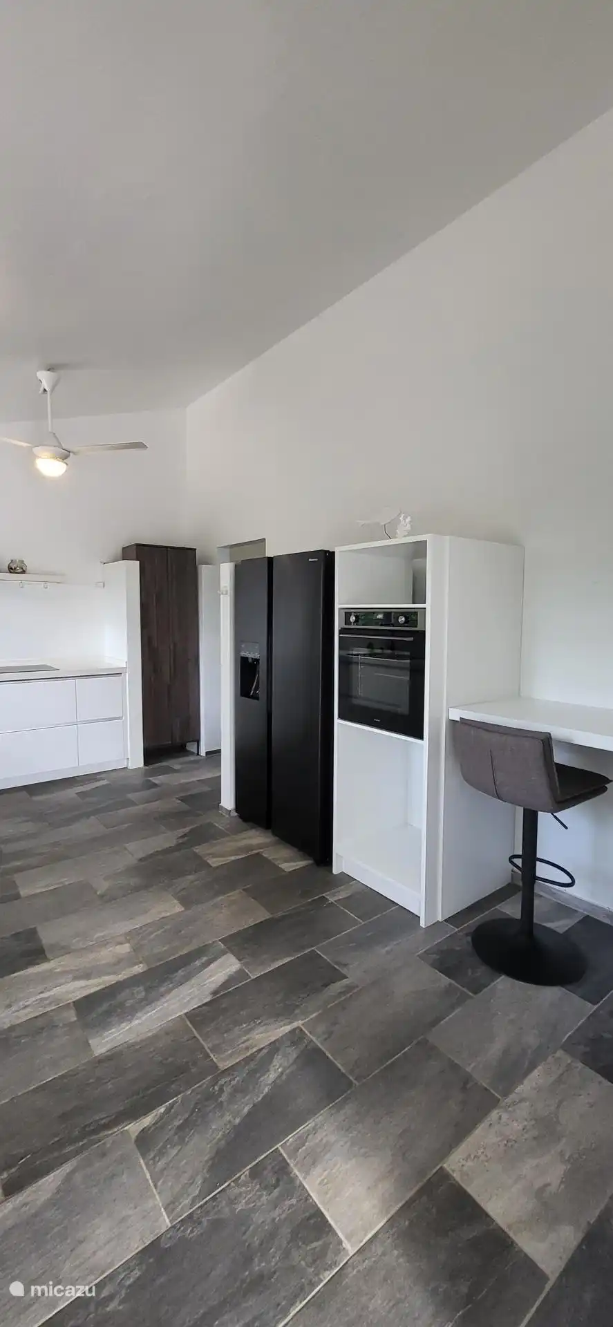 De fijne grote keuken, met een lekker zitje. Veel apparatuur aanwezig. Oven, magnetron, sappers, blender, toaster, nespresso met opschuimer, fornuis, grote koel/vriescombinatie met ijsblokmachine etc.