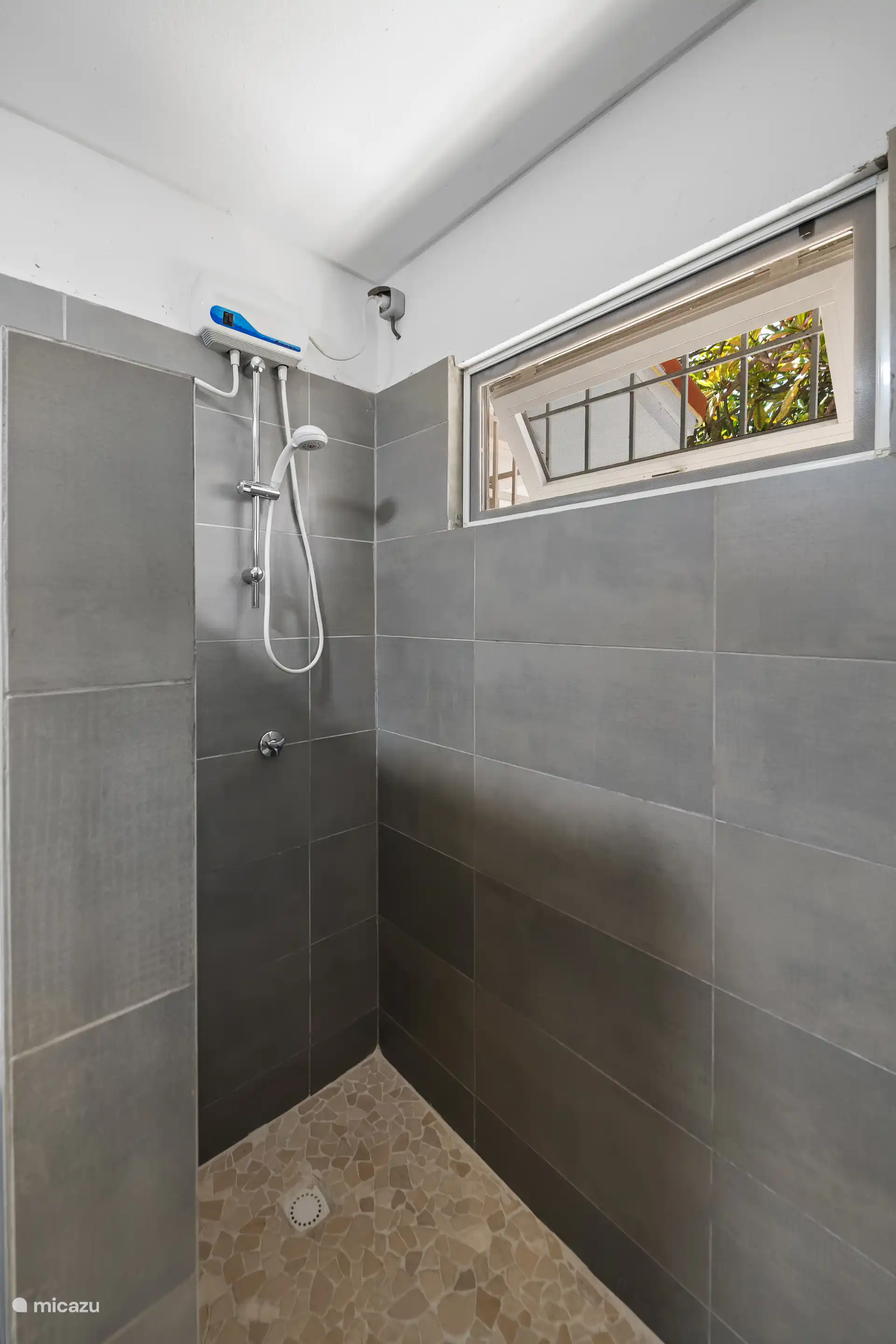 Chaque salle de bain dispose d’une jolie douche chaude.