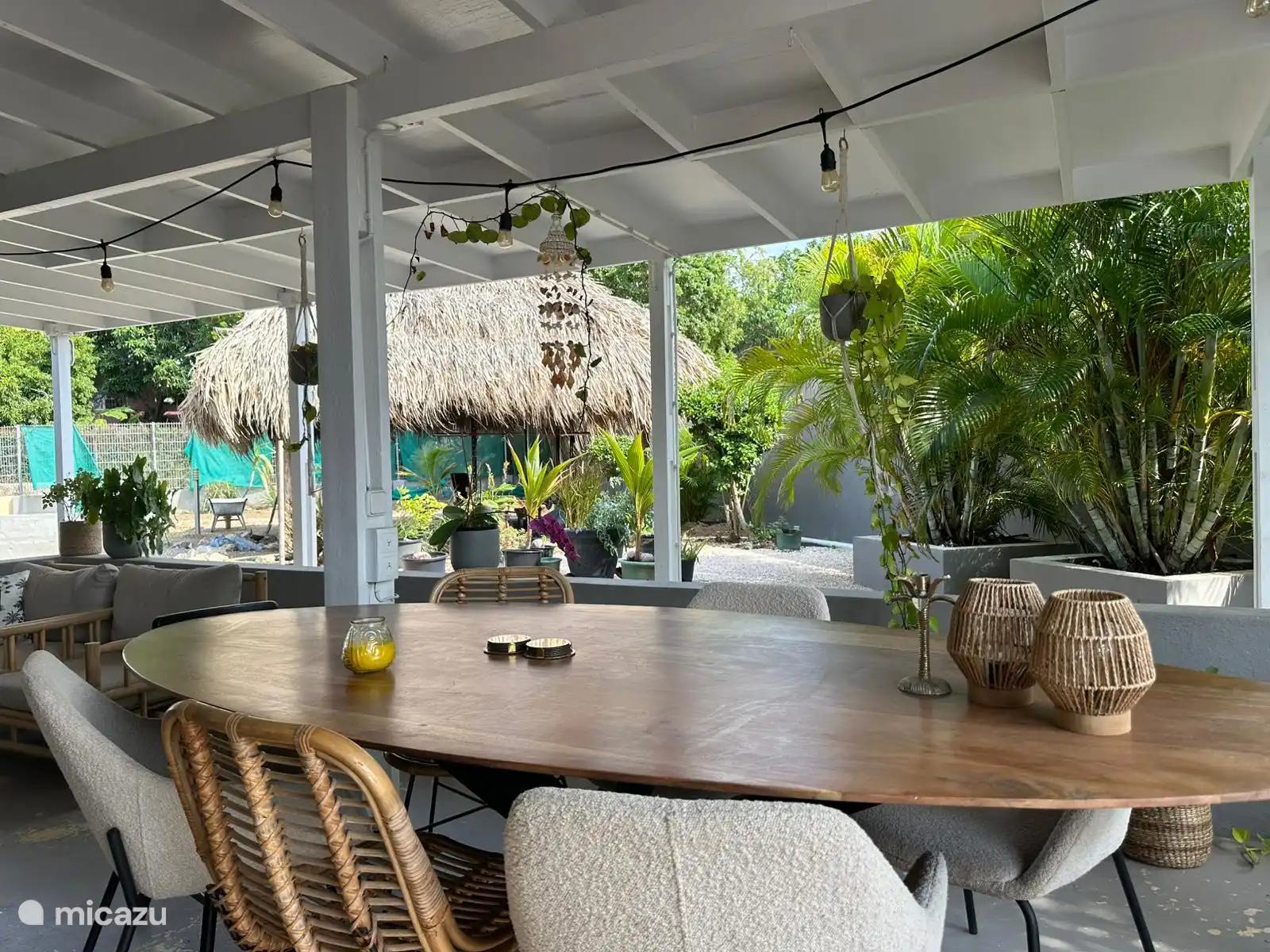 Een view van de porch. Zoals je ziet was de tuin hier nog volop in constructie. Heerlijk tropische tuin voor een ultiem vakantiegevoel.