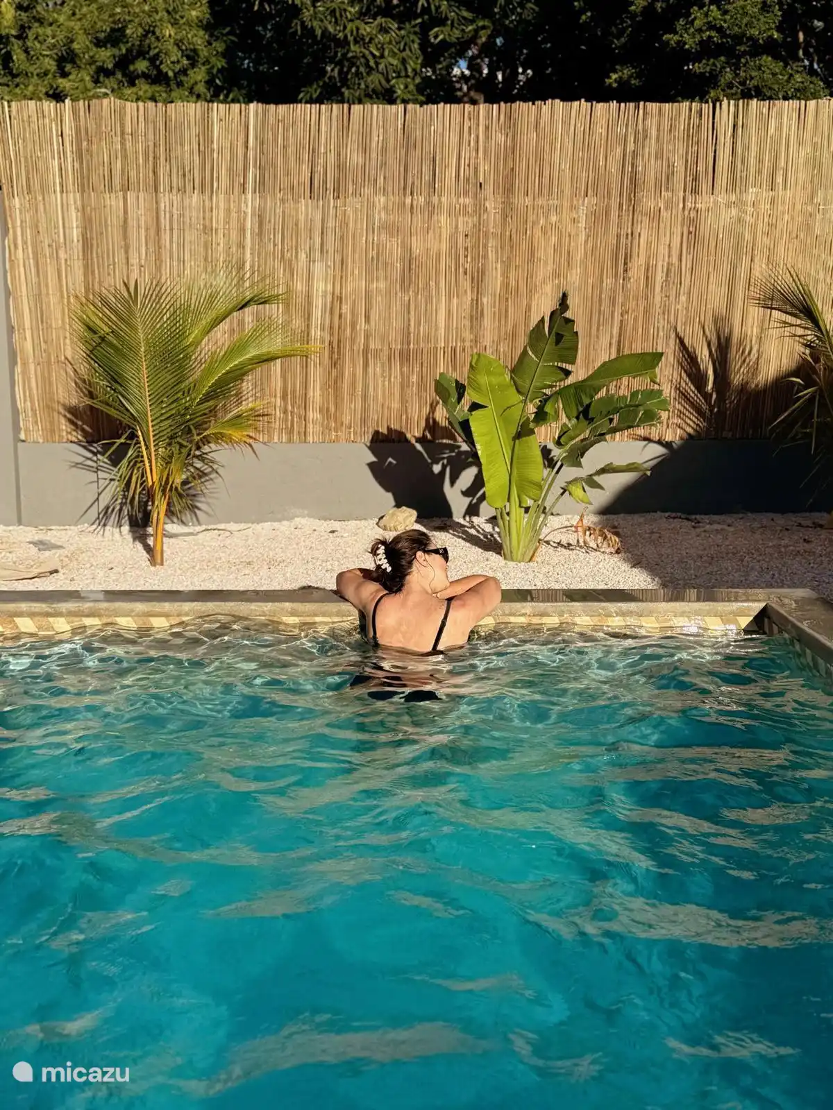 Relaxing in the sun. Het is een zoutwaterbad zonder chemicalien. Vriendelijk voor de huid, haar en ogen.