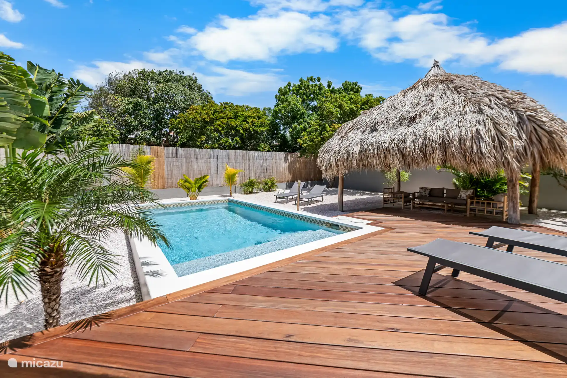 Un petit jardin tropical de la terrasse de la piscine.
