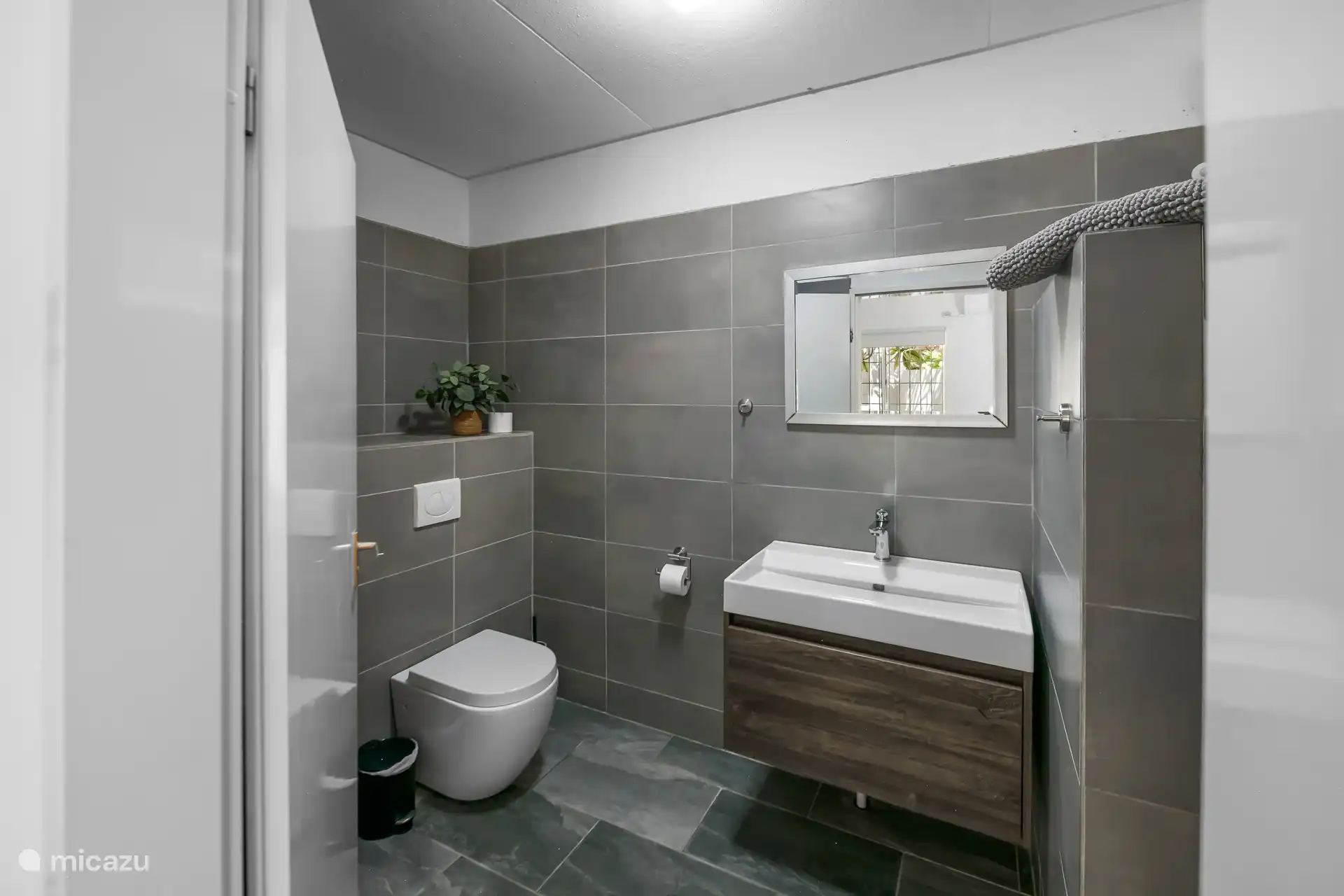 Salle de bain 1, qui est adjacente à la chambre.