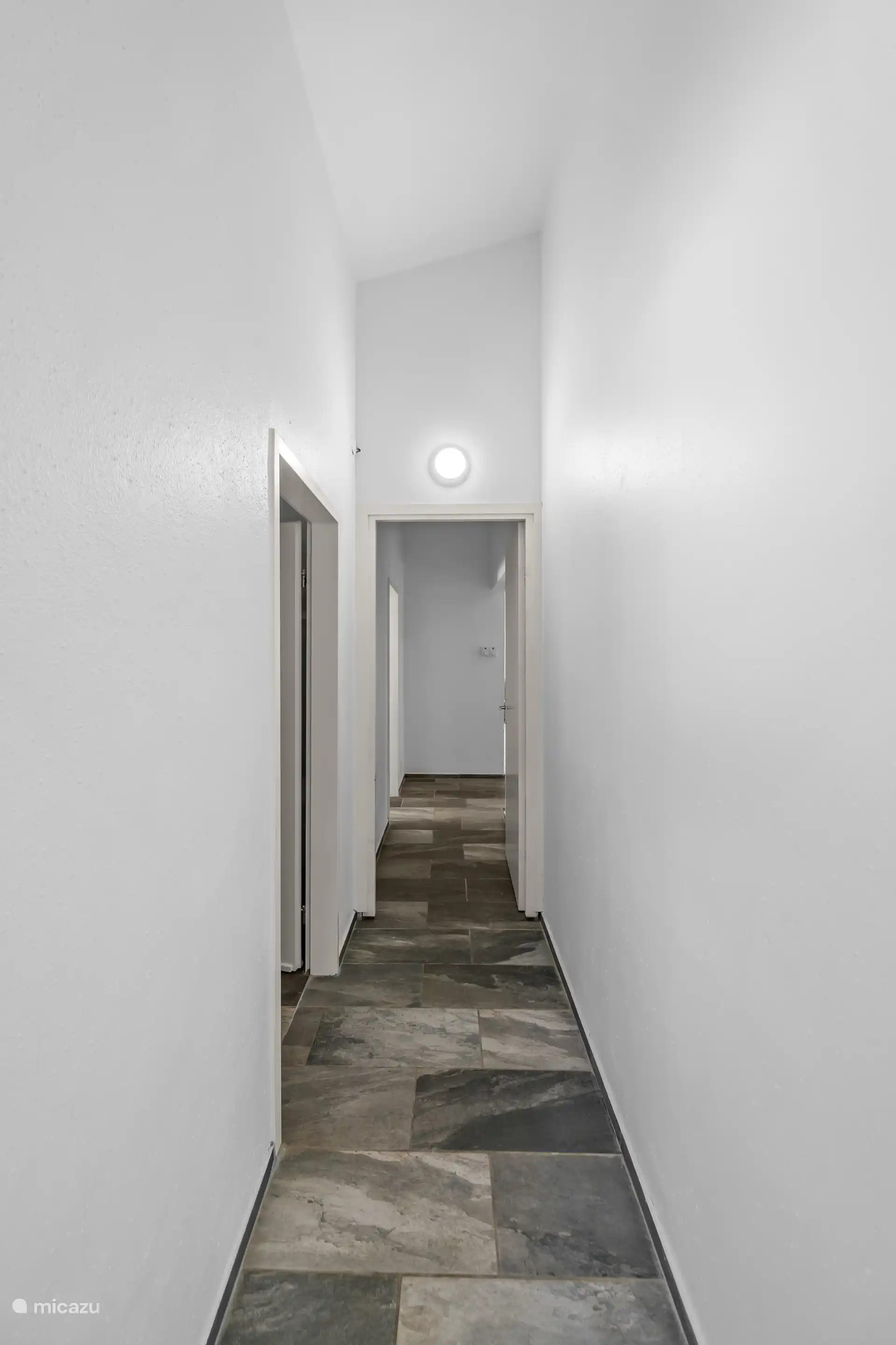 Le couloir menant aux chambres et aux salles de bain.