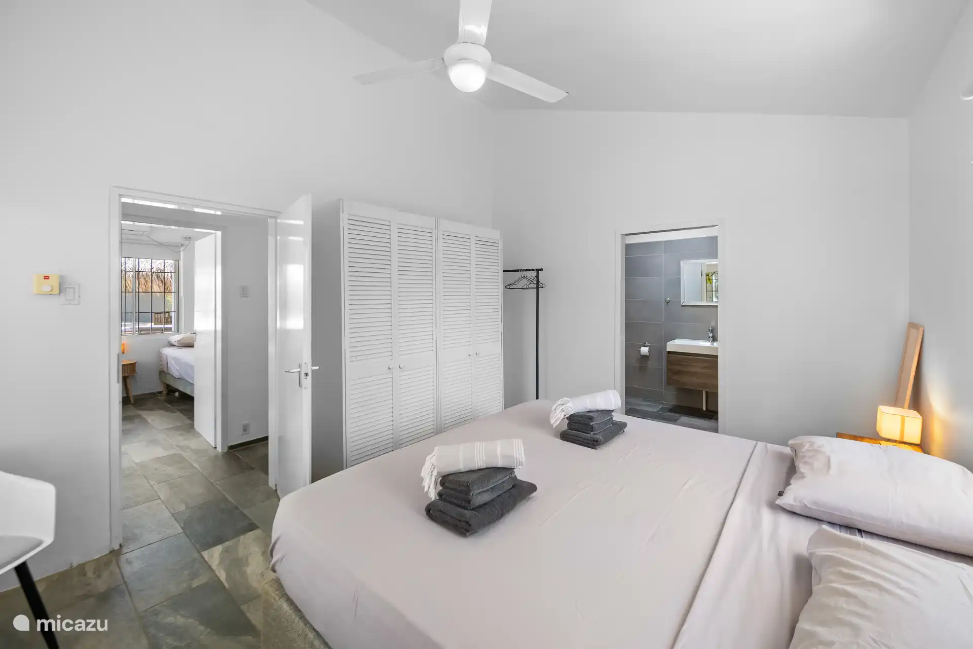 Chambre avec un grand espace de placard.