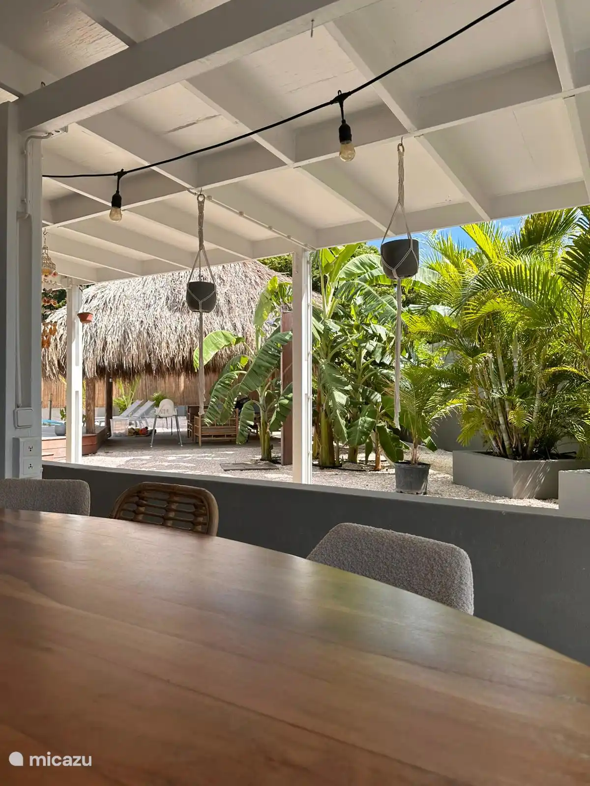 Heerlijk uitizcht vanuit de ruime eettafel op de porch. De porch is heerlijk op de wind gelegen.