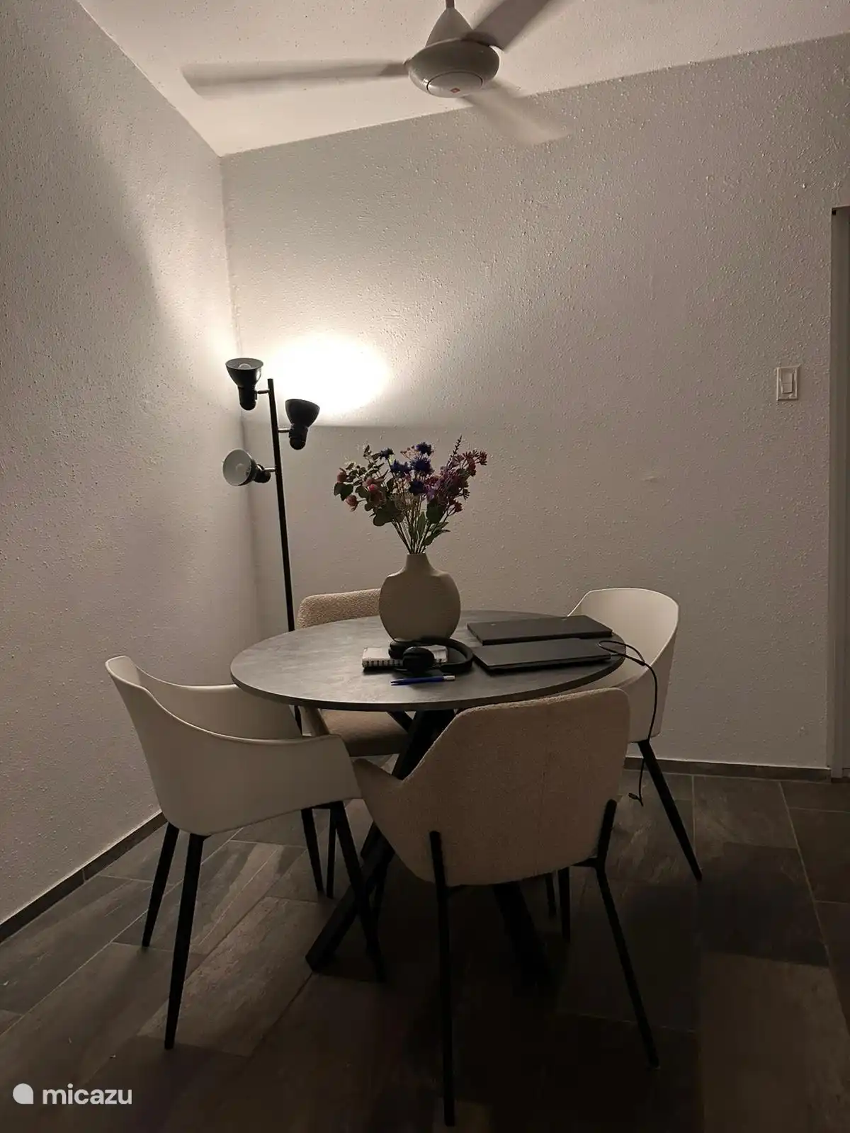 De foto is in de avond genomen. Maar hier heb je een extra zithoek binnen.