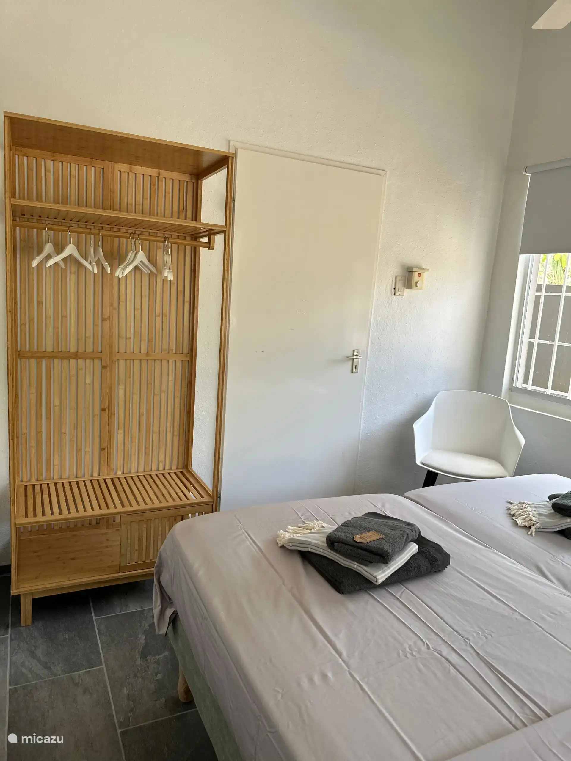 Slaapkamer 2 en 3 zijn beide gelijk. De bedden kunnen opgesteld worden als 2 persoons of enkele bedden.