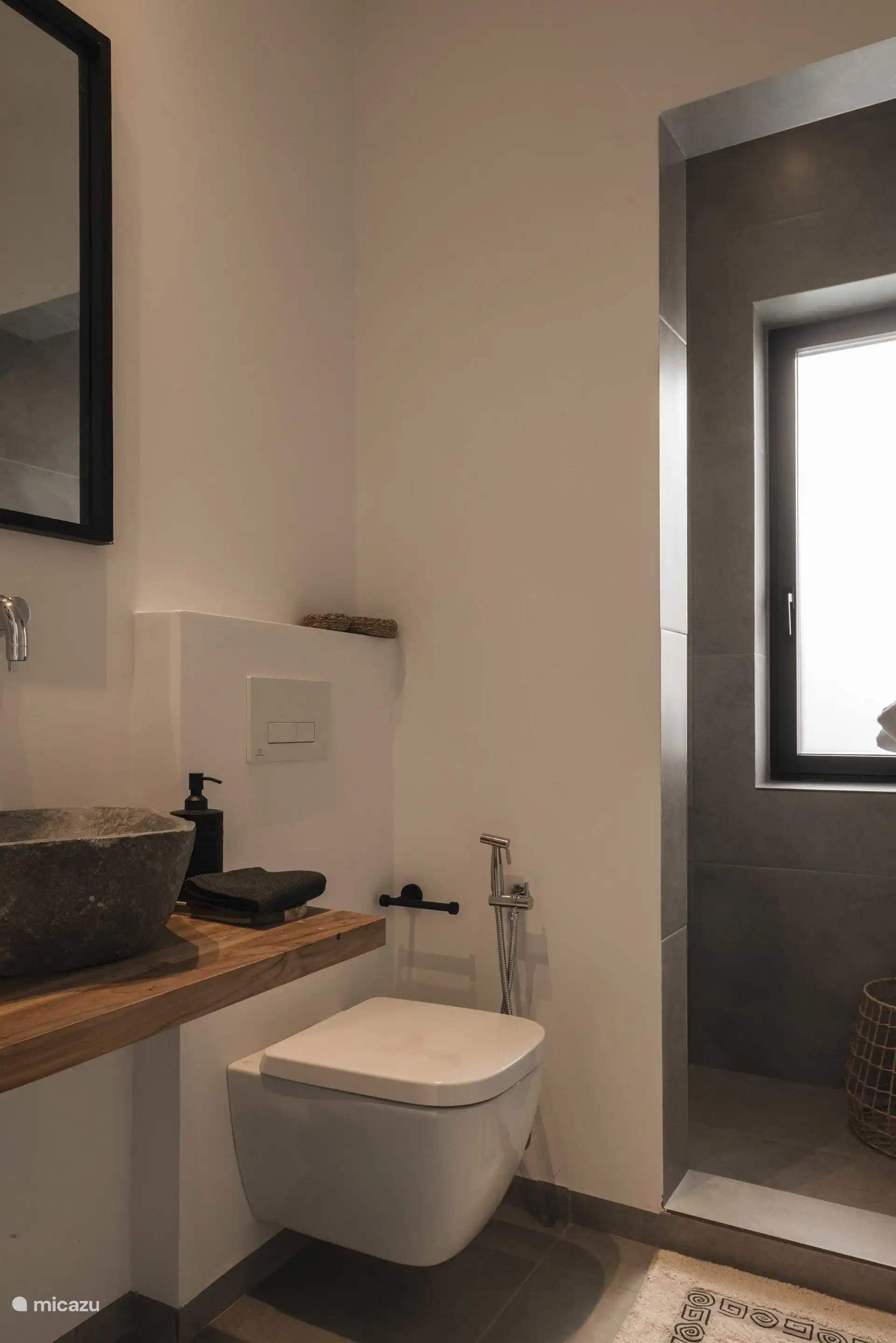 Badkamer met regendouche