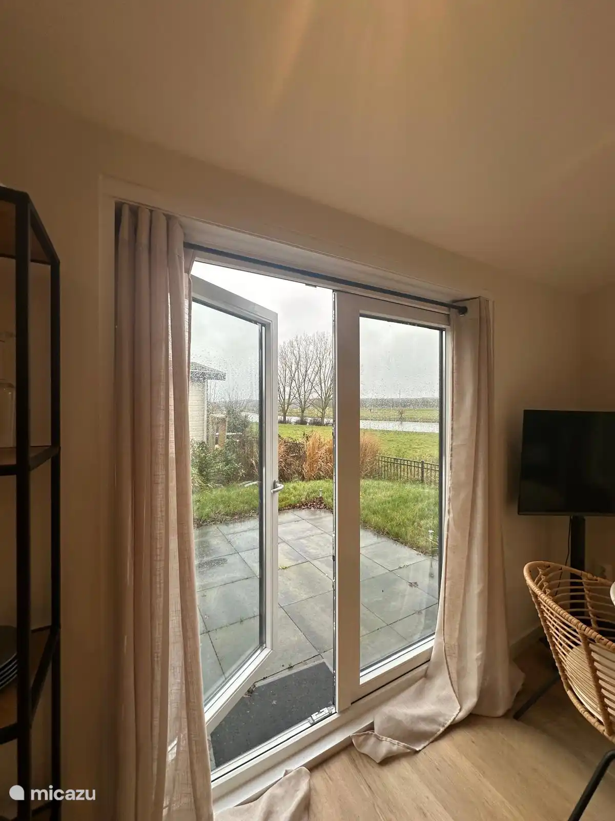 Man geht durch die Terrassentüren auf die Terrasse und genießt den Fluss und seine Bewegungen.