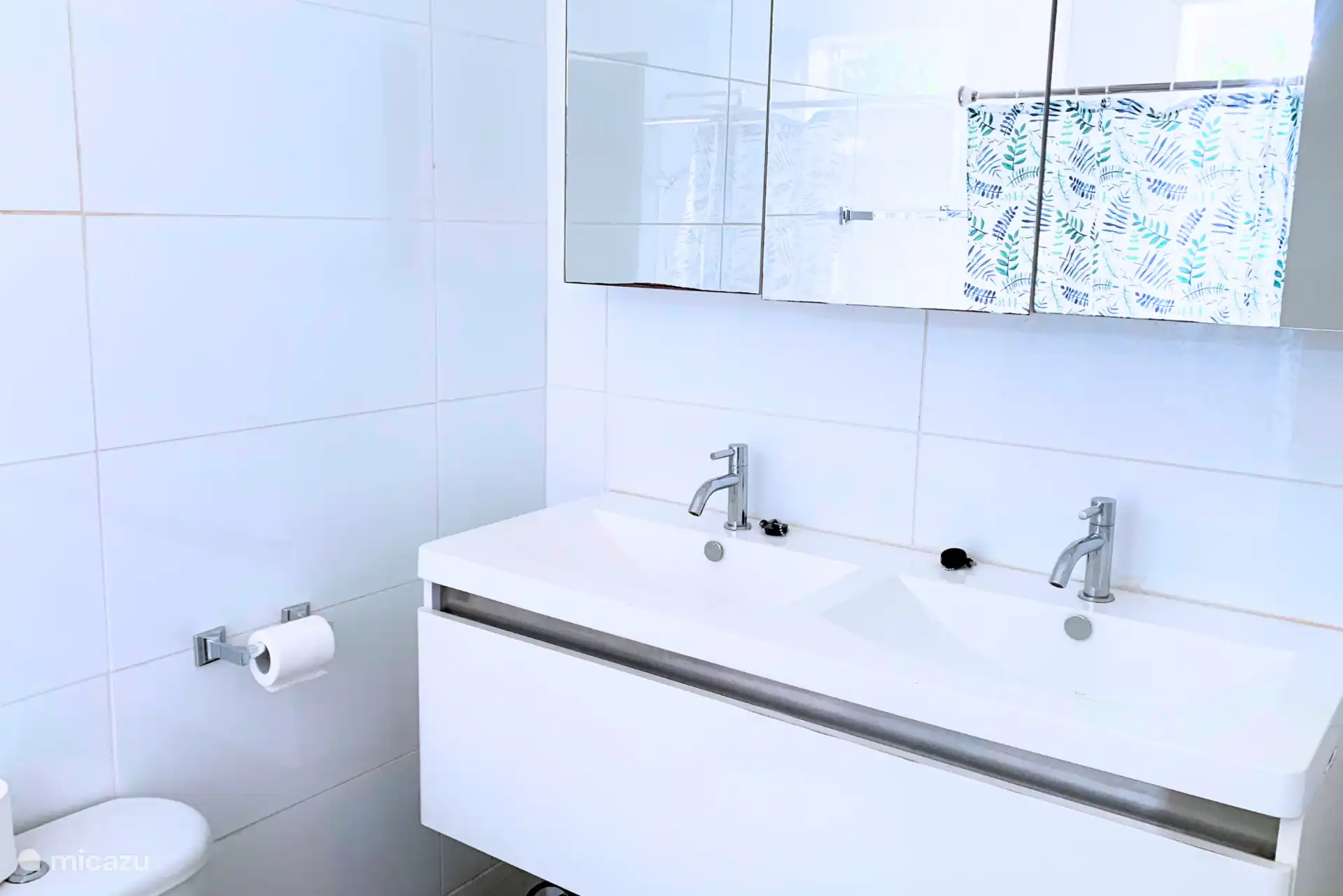 De woning beschikt over twee volledig uitgeruste badkamers, voorzien van alle noodzakelijke faciliteiten voor een comfortabel verblijf.