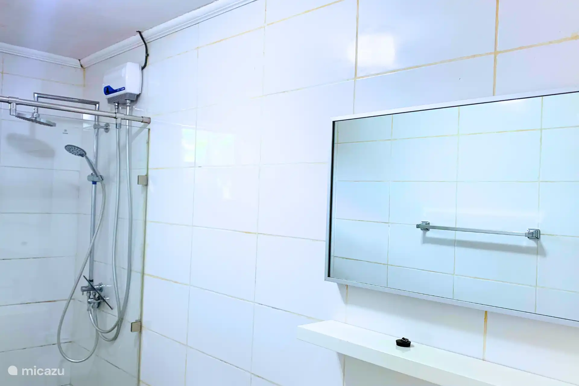 De woning beschikt over twee volledig uitgeruste badkamers, voorzien van alle noodzakelijke faciliteiten voor een comfortabel verblijf.