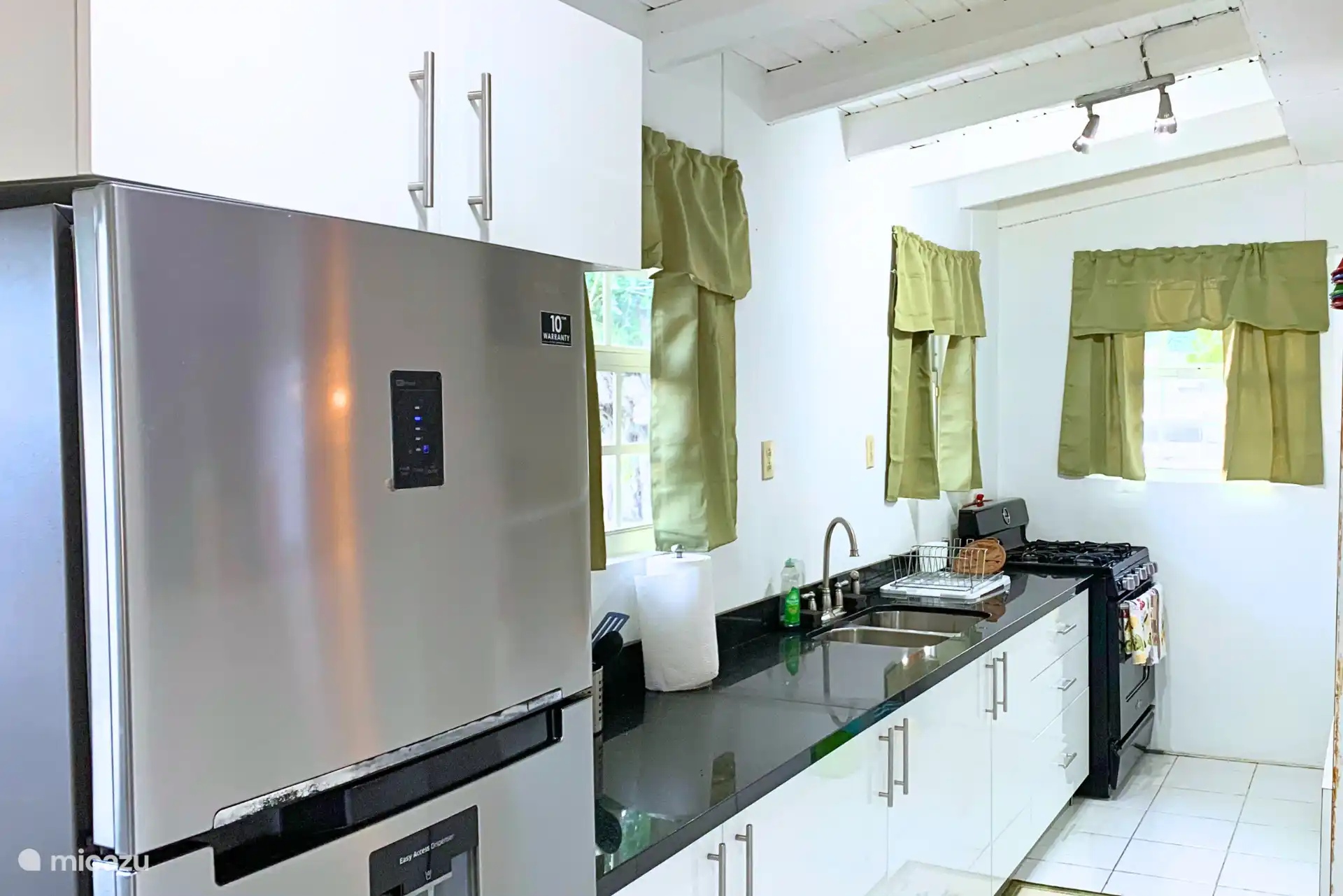 De woning beschikt over een volledig uitgeruste keuken, met alles wat u nodig heeft om heerlijke maaltijden te bereiden, van dagelijkse ontbijtjes tot uitgebreide diners