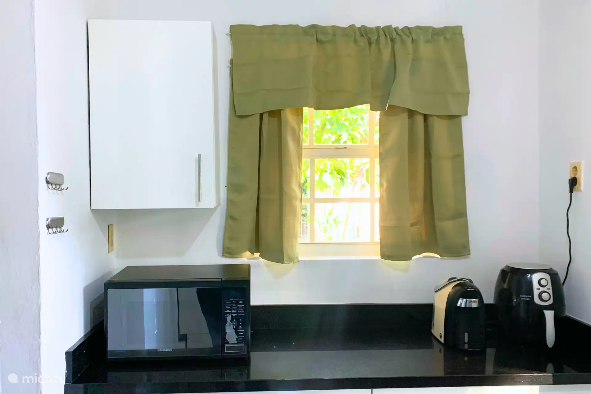 De woning beschikt over een volledig uitgeruste keuken, met alles wat u nodig heeft om heerlijke maaltijden te bereiden, van dagelijkse ontbijtjes tot uitgebreide diners