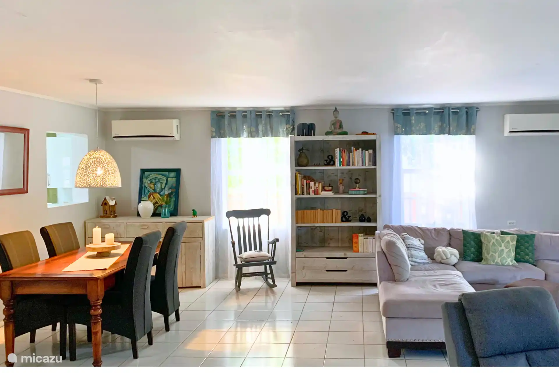 woonruimte met Eettafel, hoekbank, boekenkast, grote TV, etc