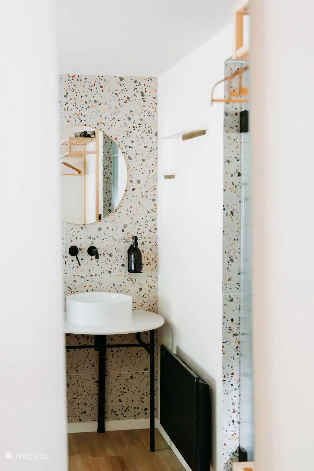 De badkamer en wastafel zijn smaakvol ingericht. 