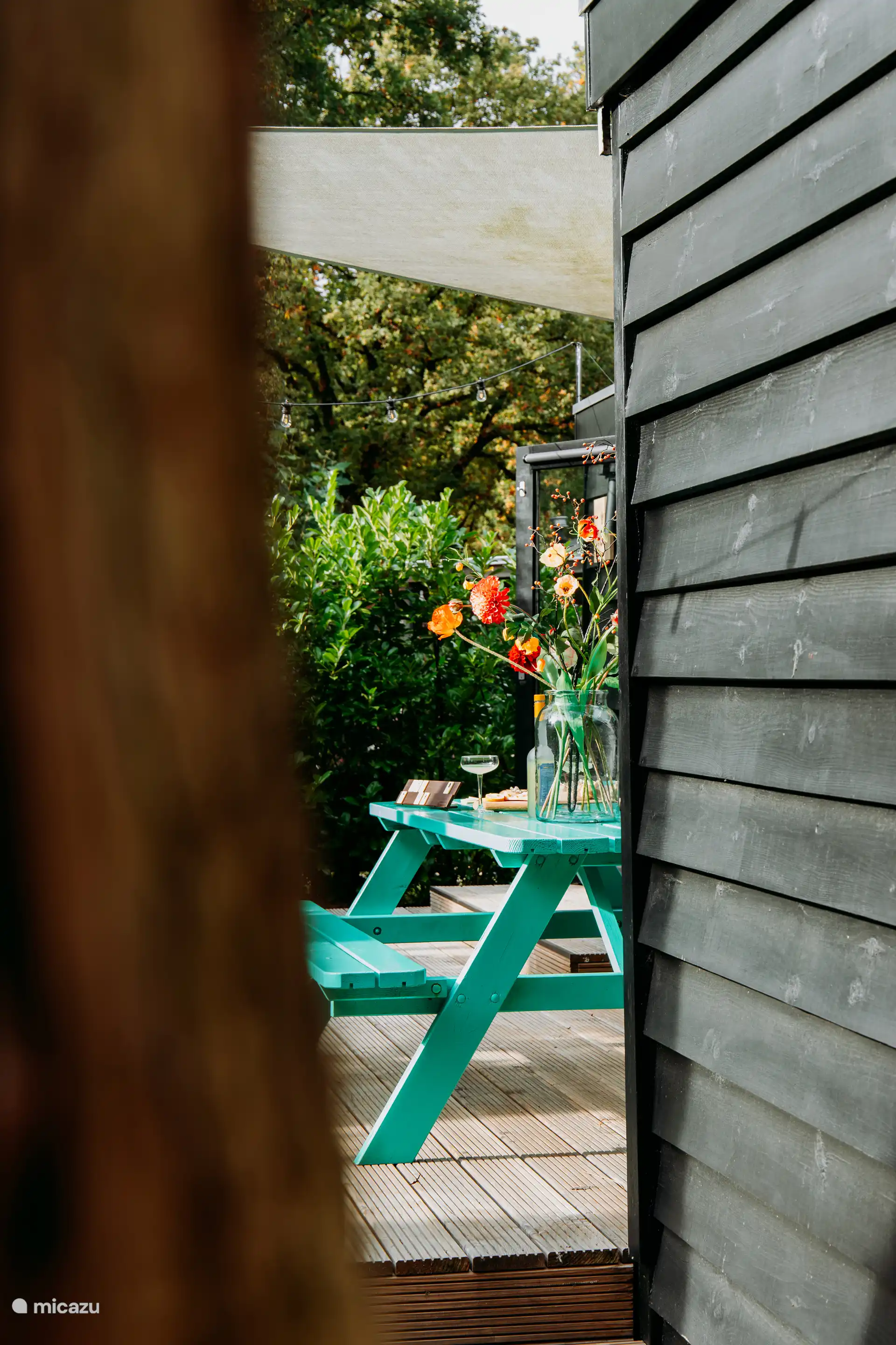 Bumblebee Cabin in zowel binnen als buiten lekker kleurrijk. 