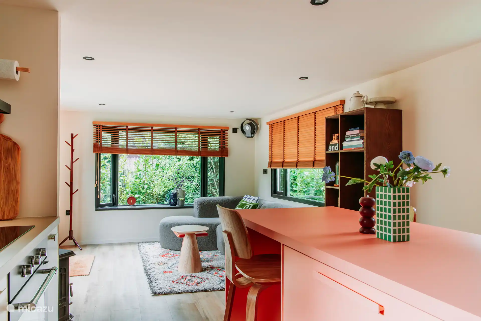 Aan de roze bar kun je dineren, maar ook spelletjes spelen. In de spelletjes- en tijdschriftenkast vind je zelfs tekenspullen. 