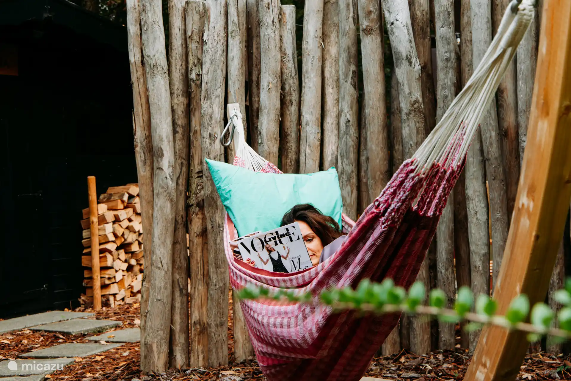 De tweepersoons hangmat is heerlijk om 's avonds naar de sterren te kijken of overdag lekker in je eentje met een boek of tijdschrift. 