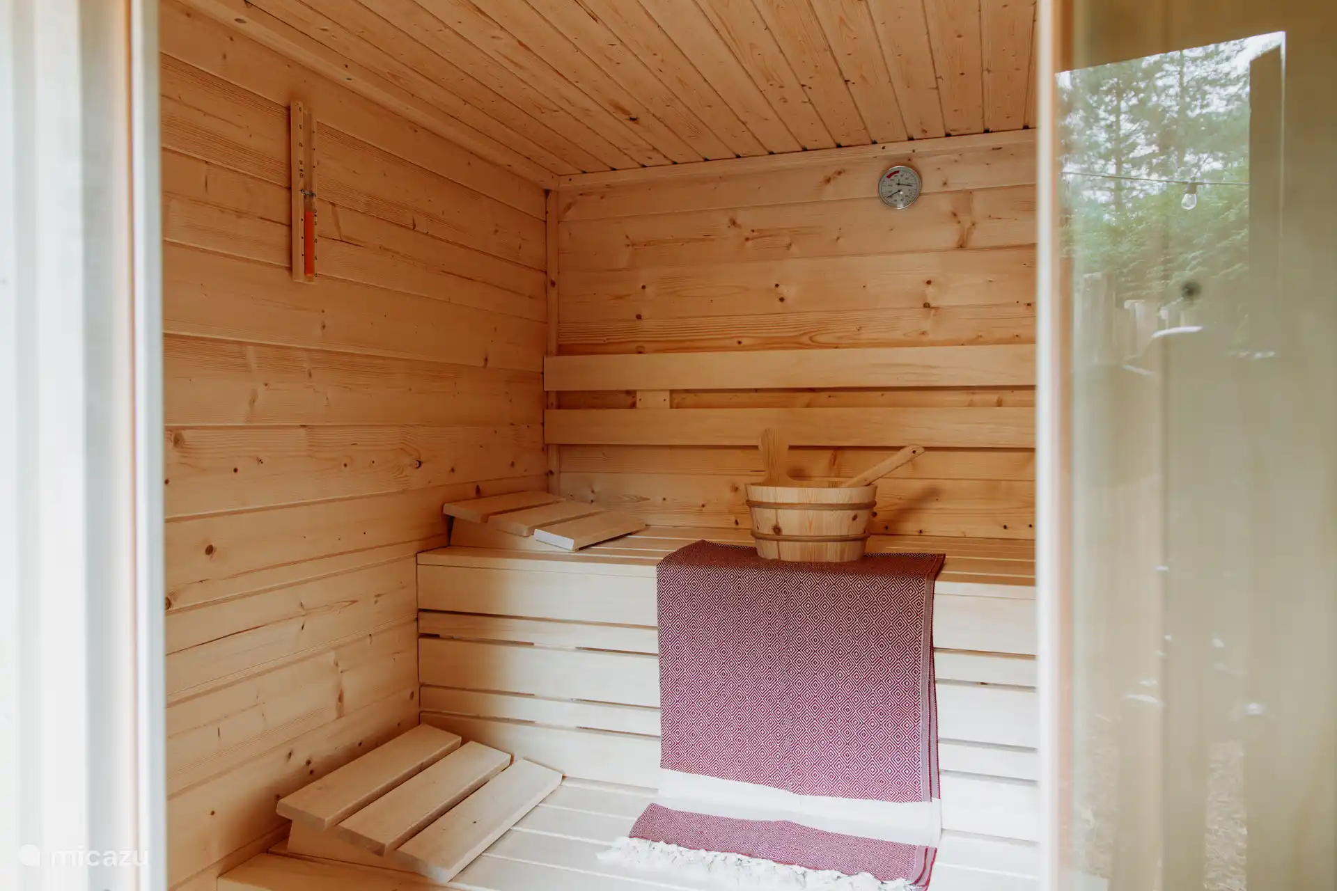De sauna is volledig privé. Je geniet onbeperkt en zonder extra kosten.