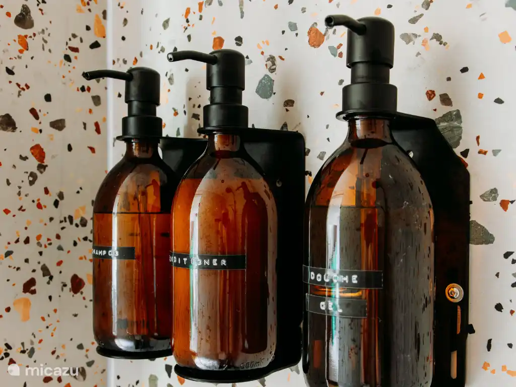 Shampoo, conditioner en douchegel mag je gewoon thuislaten. 