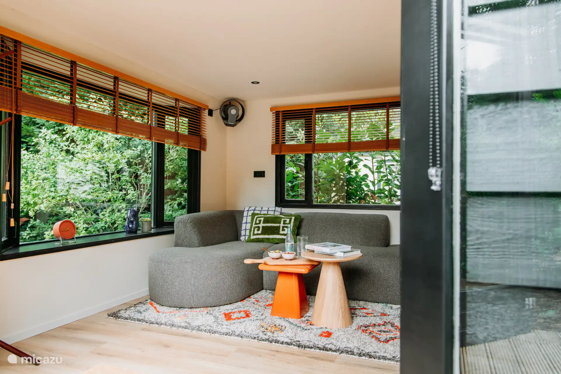 Lees een goed boek op de lekkere loungebank bij het haardvuur. 