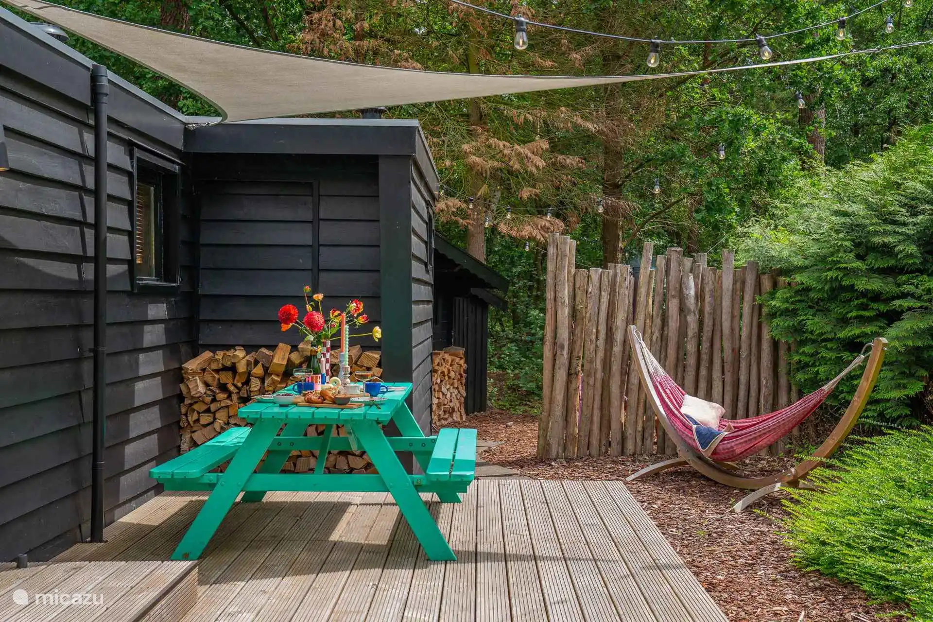 Le matin, vous commencez par le petit-déjeuner sur la terrasse en bois.