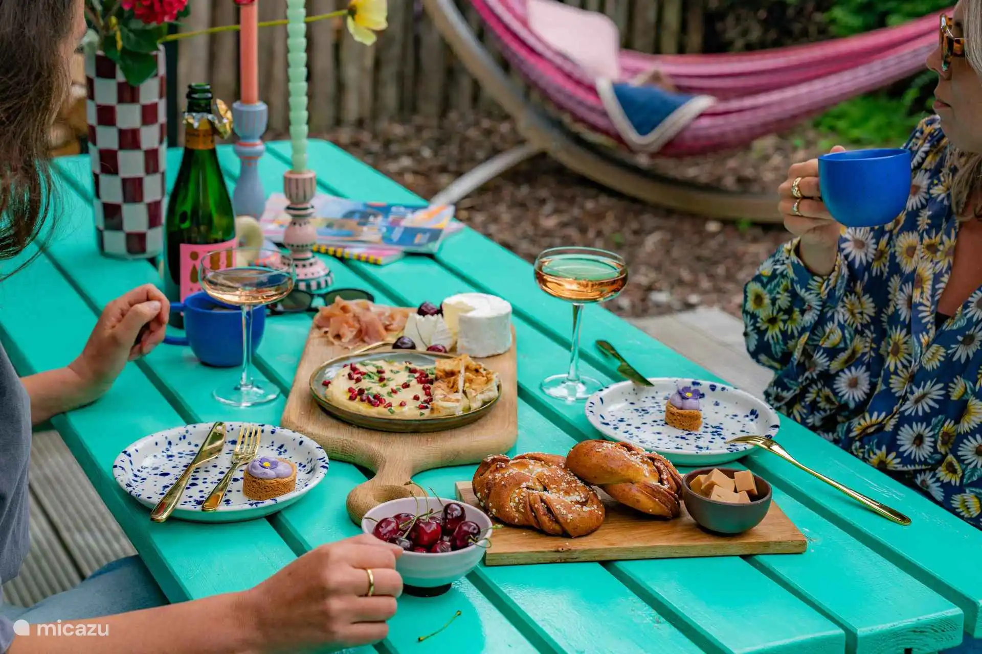 Au final, c’est l’endroit parfait pour boire un verre et partir. La cabane des bourdons est colorée à l’intérieur comme à l’extérieur.