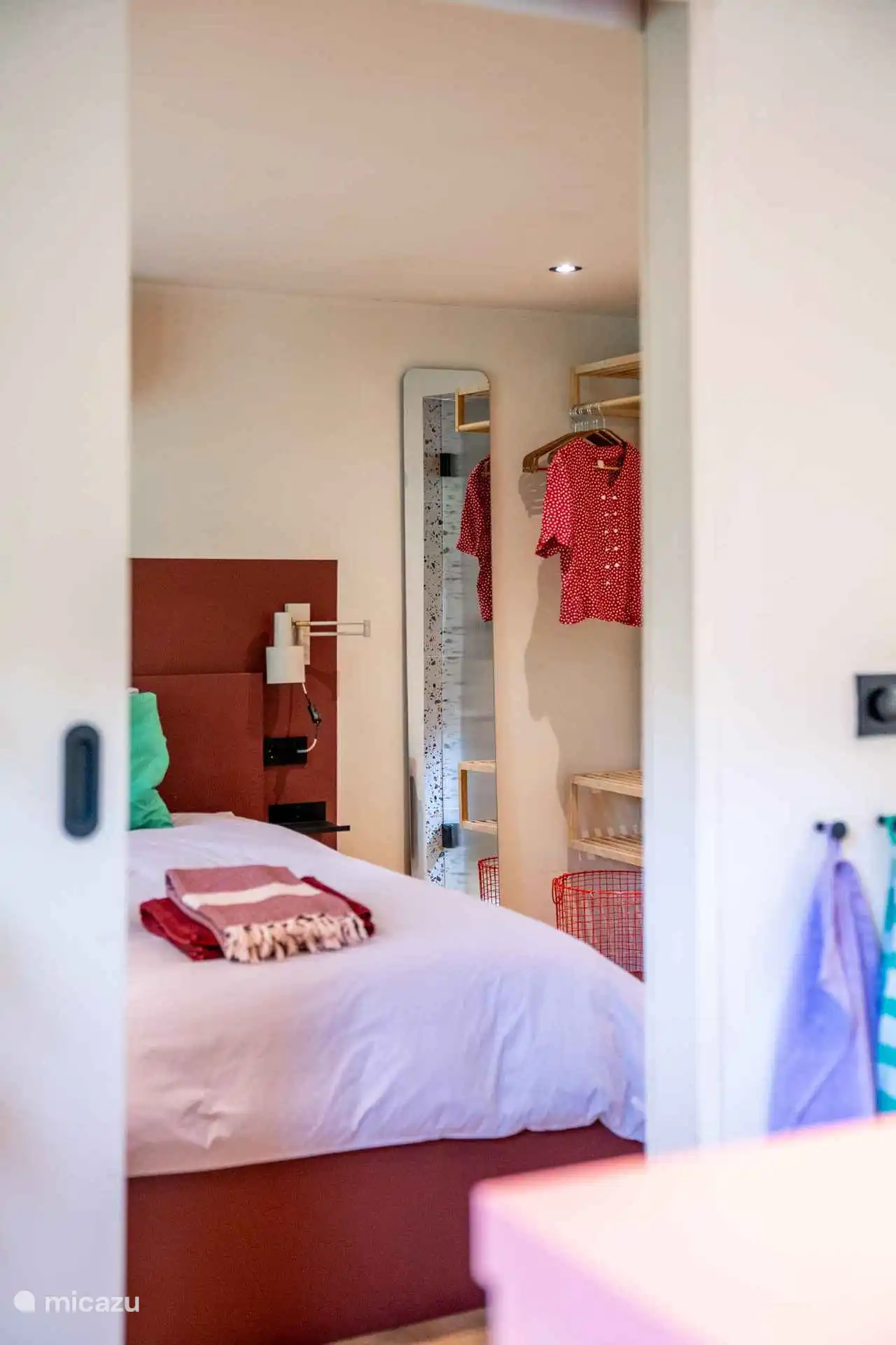 Depuis la cuisine, on a une vue sur la chambre.
