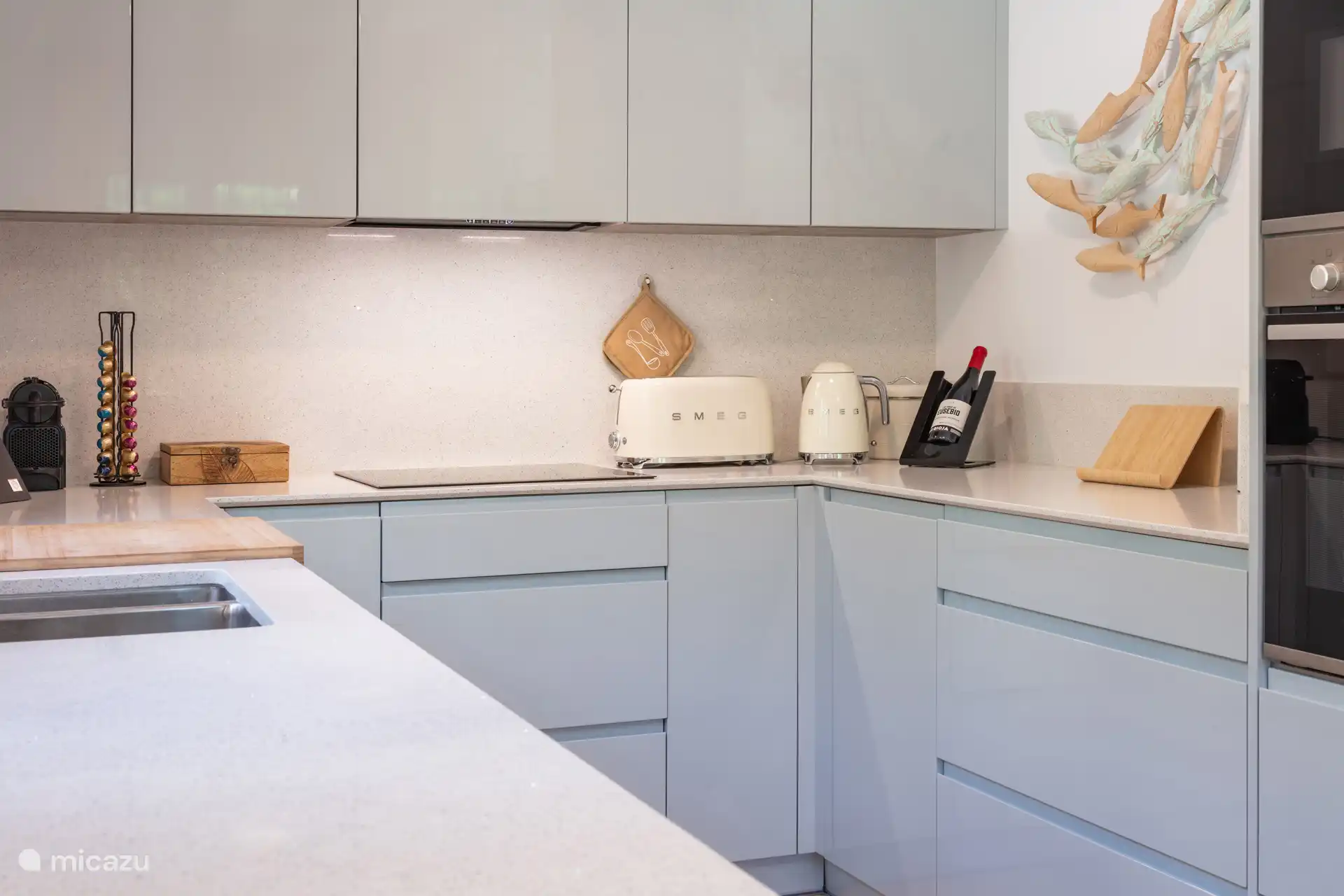 Bright modern kitchen.