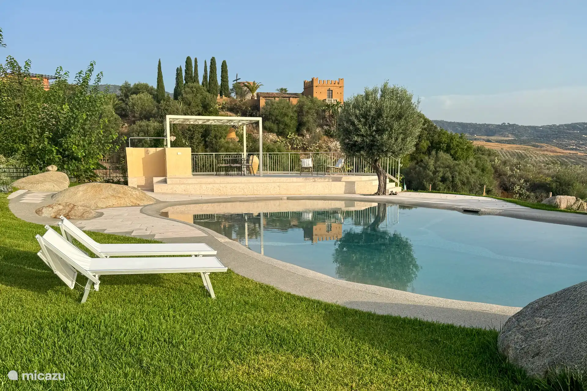 Swimming pool and outdoor kitchen with terrace